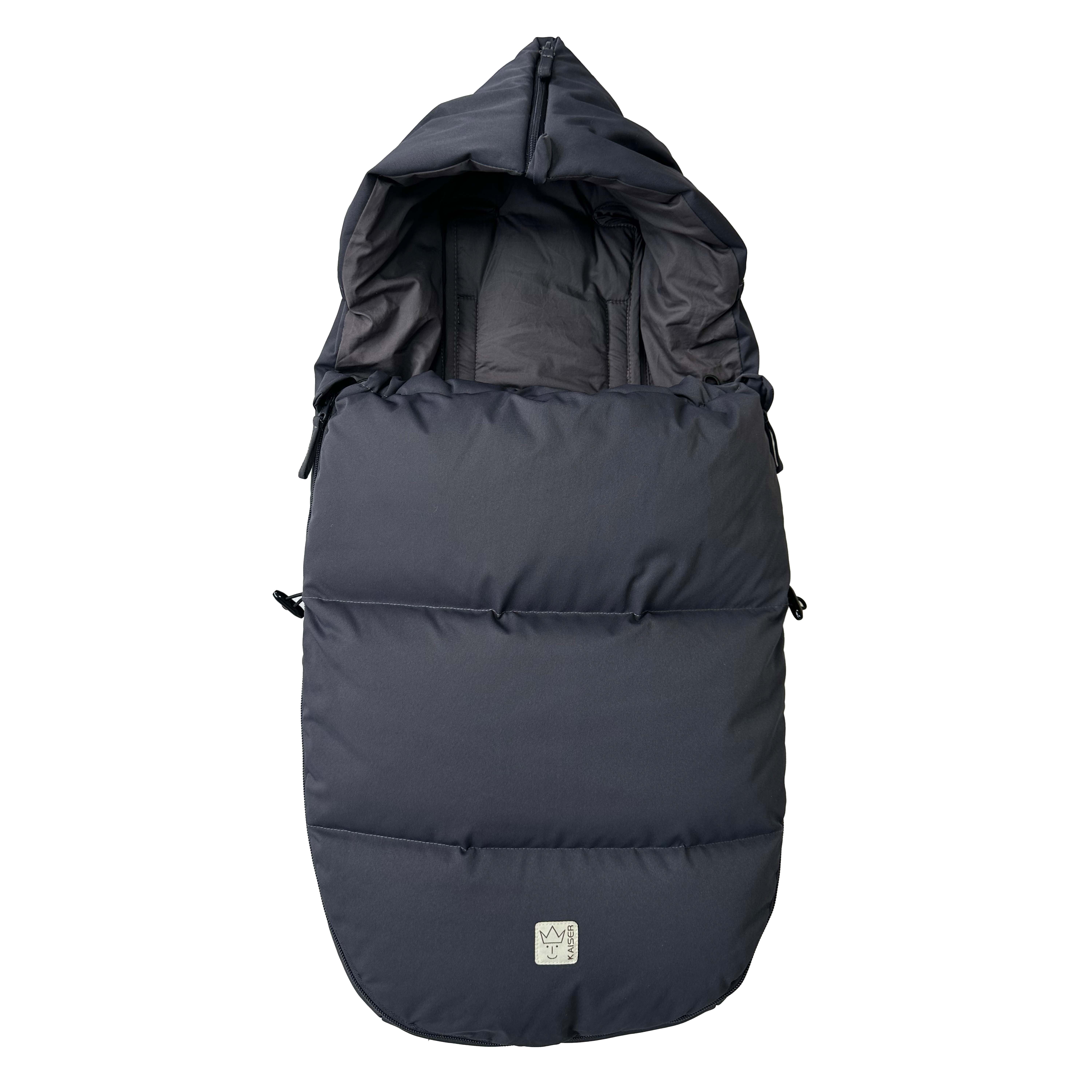 LITTLE DOWNY Babyschalen-Fußsack in der Farbe anthracite mit geöffneter Frontklappe