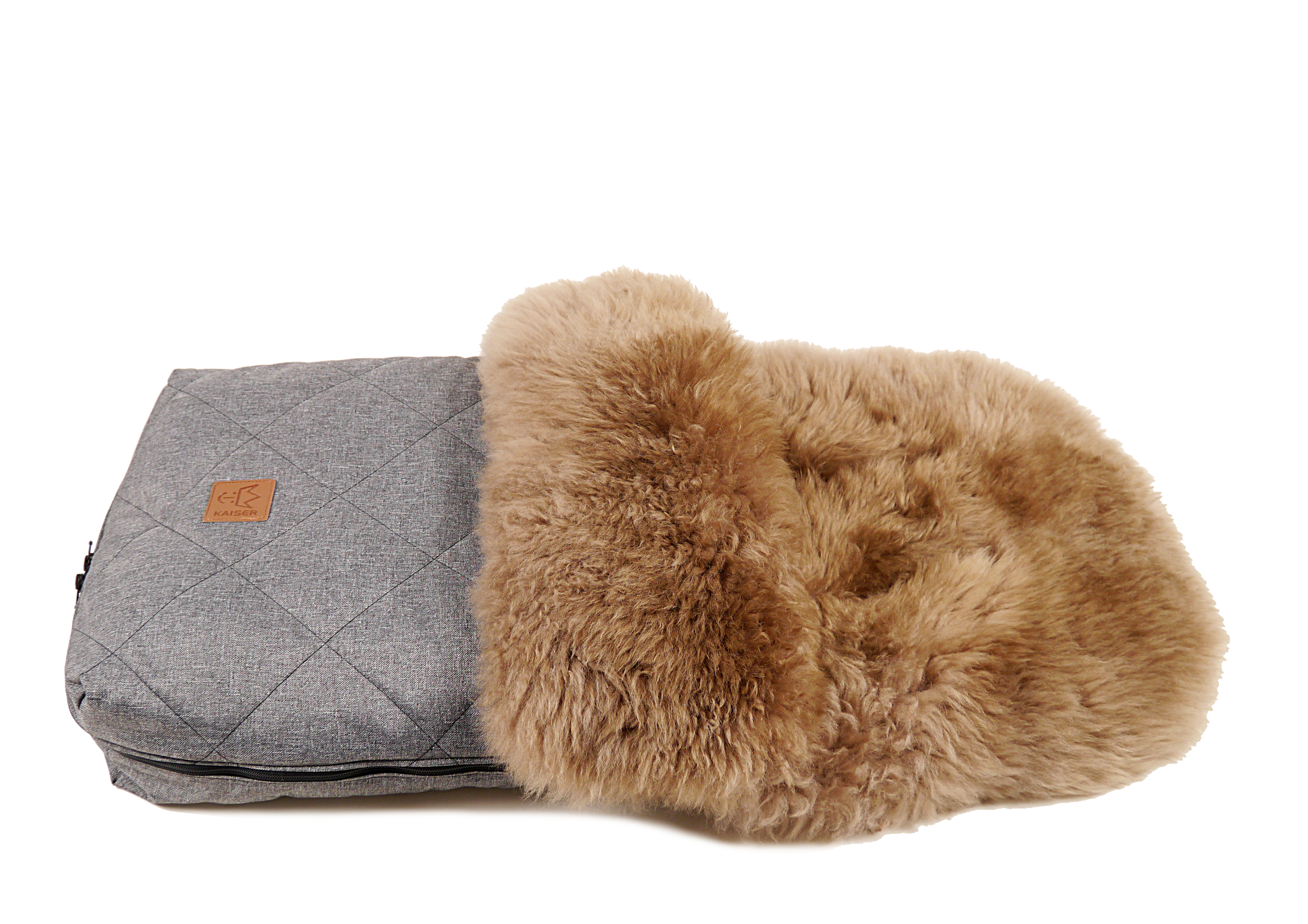 Fußsack mit dem Lammfell-Innenfutter in der Farbe anthrazit melange liegt horizontal