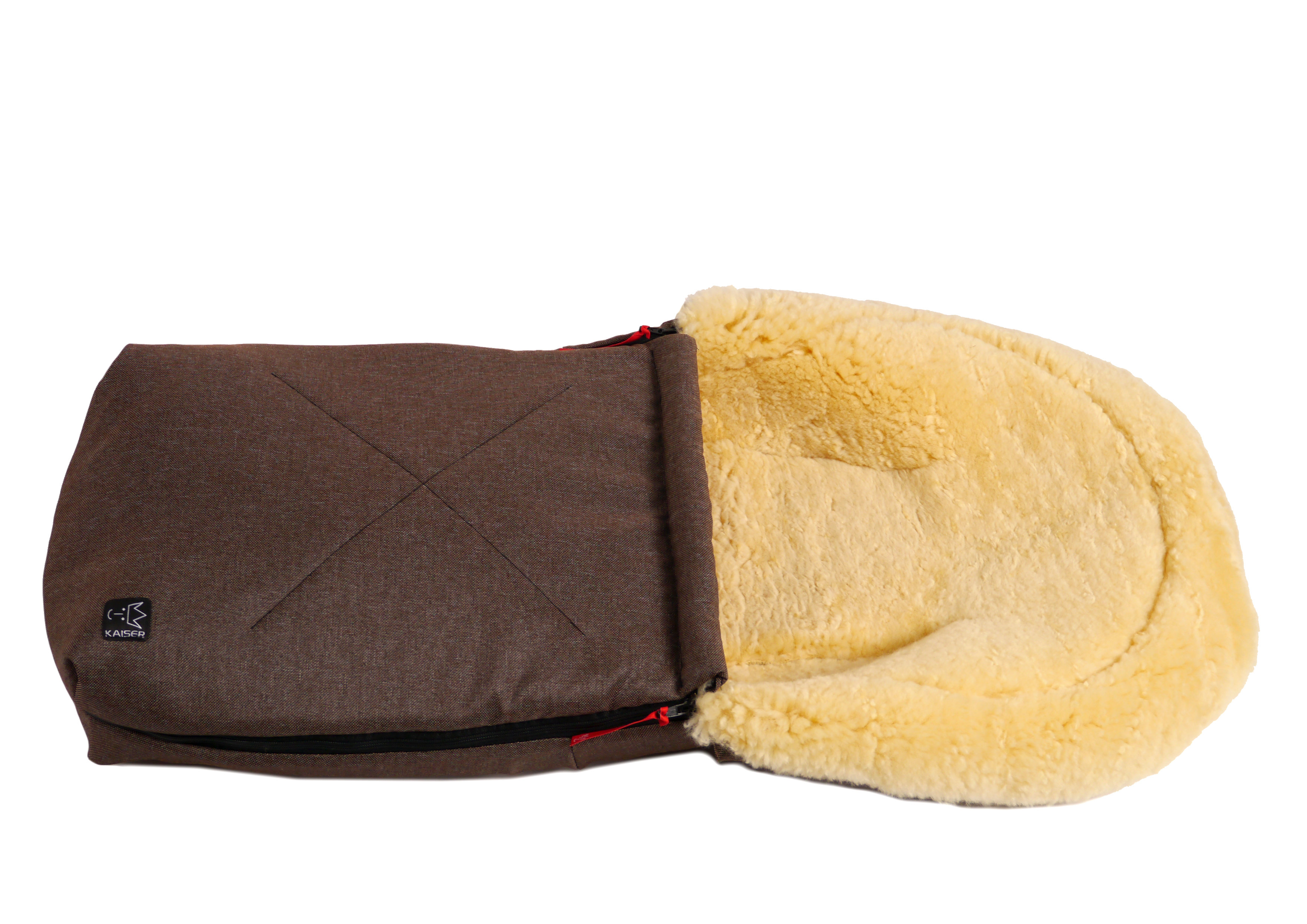 Lammfell-Fußsack von Kaiser, liegend, seitlich geöffnet