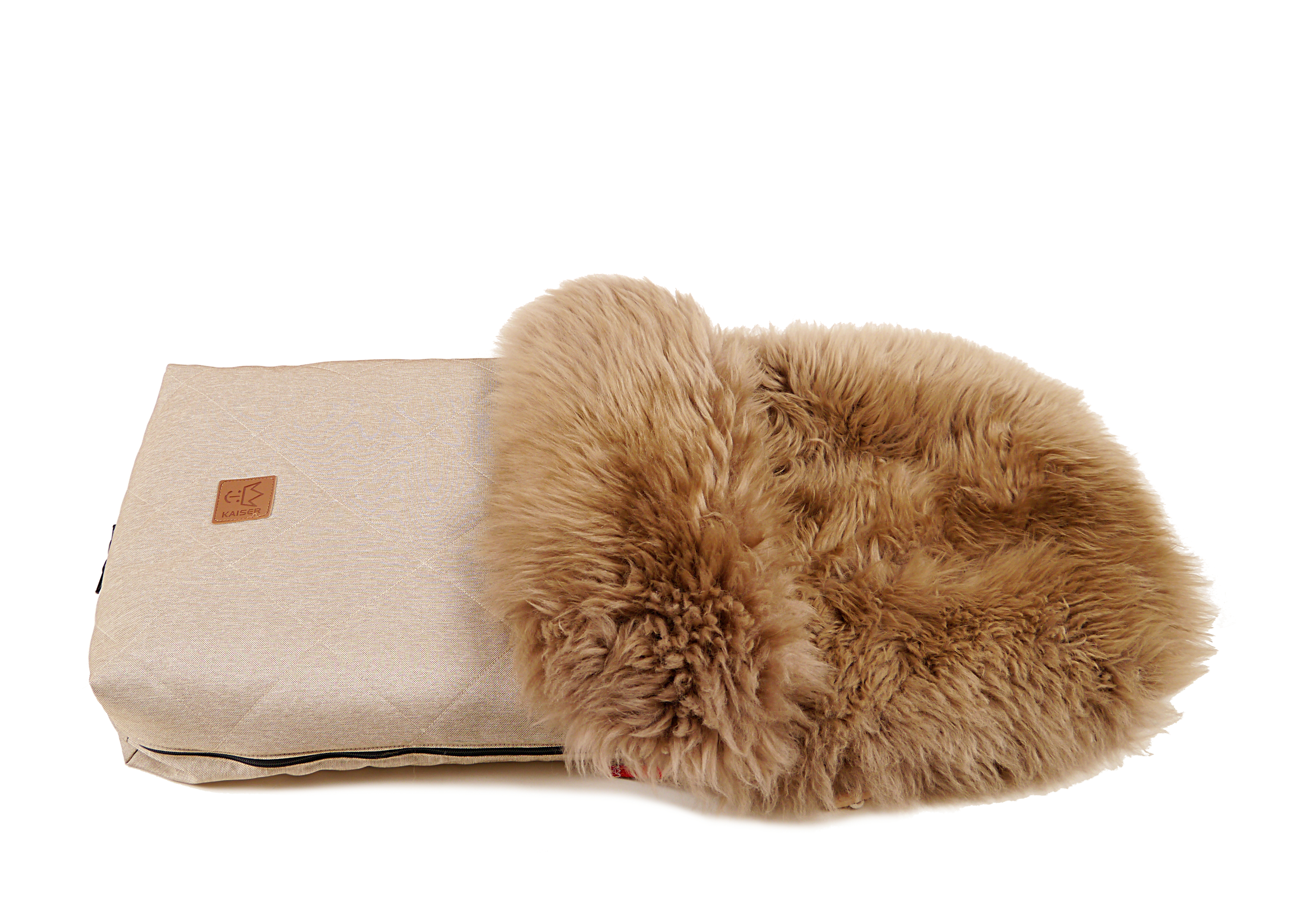 Fußsack mit dem Lammfell-Innenfutter in der Farbe sand melange liegt horizontal
