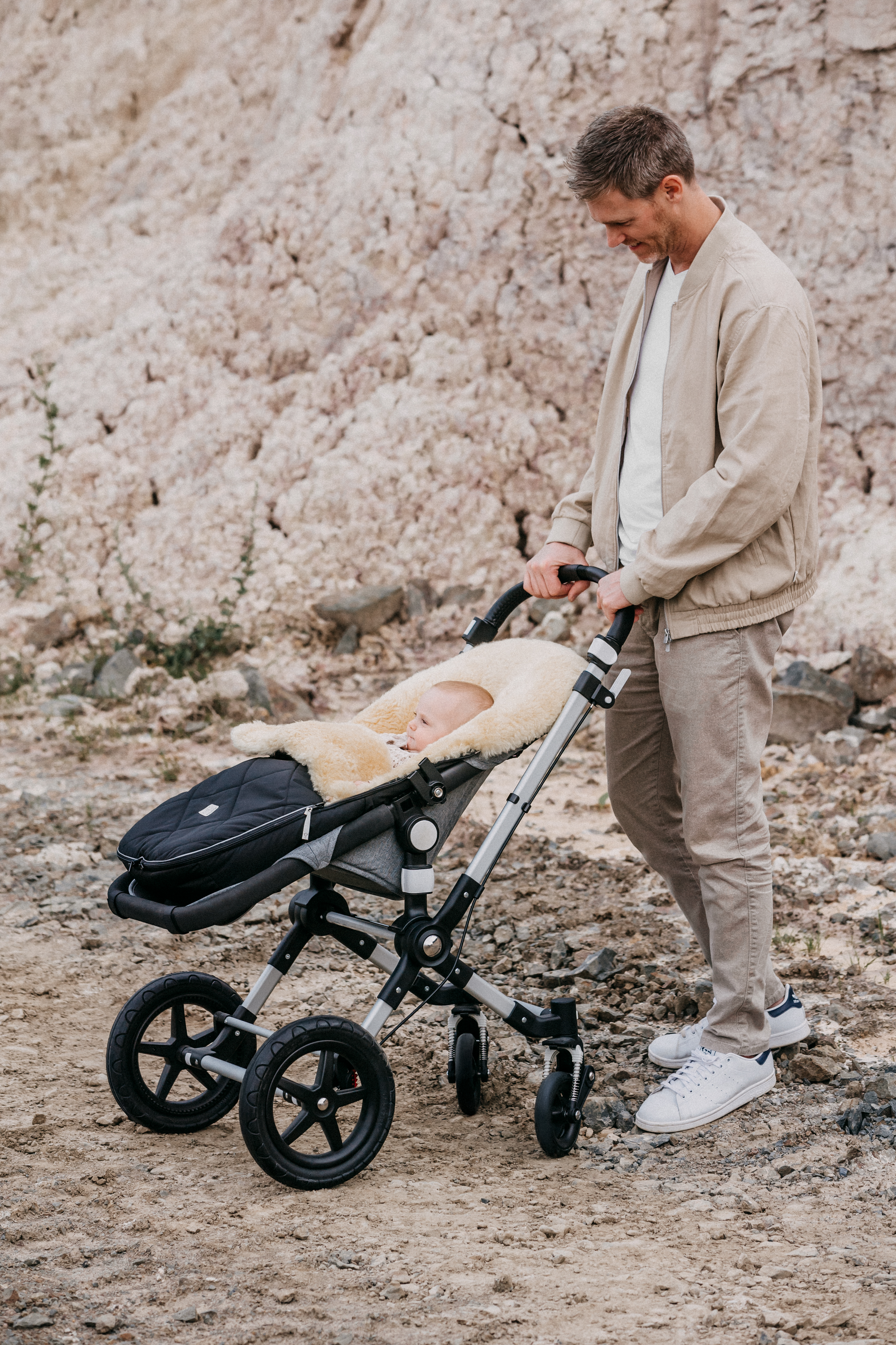 Geöffneter Fußsack mit OEKO-TEX Zertifikat – Rückenteil als Ganzjahresauflage verwendbar.
