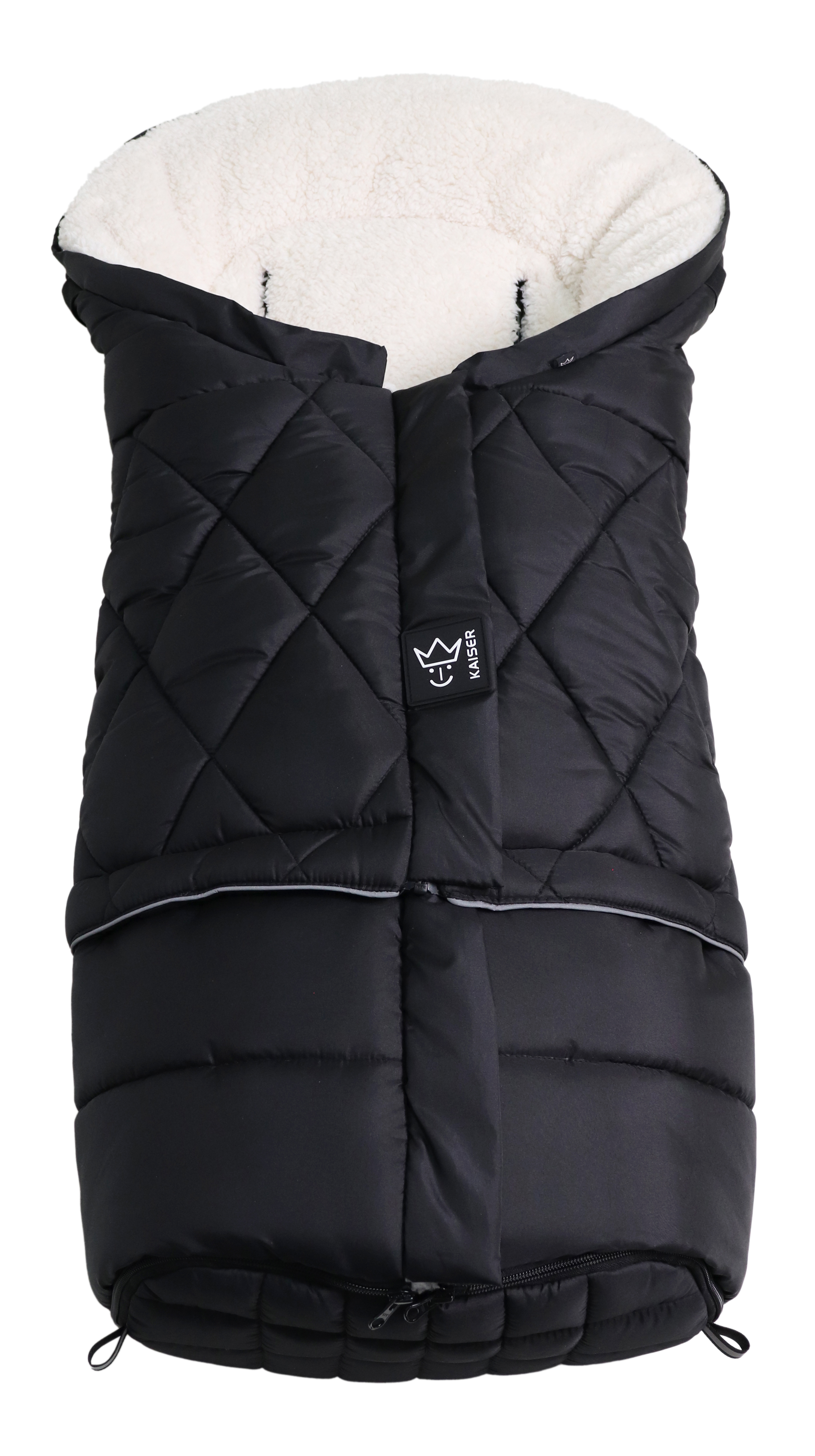 Geschlossener Fußsack mit einem Sherpa-Futter in der Farbe schwarz/creme