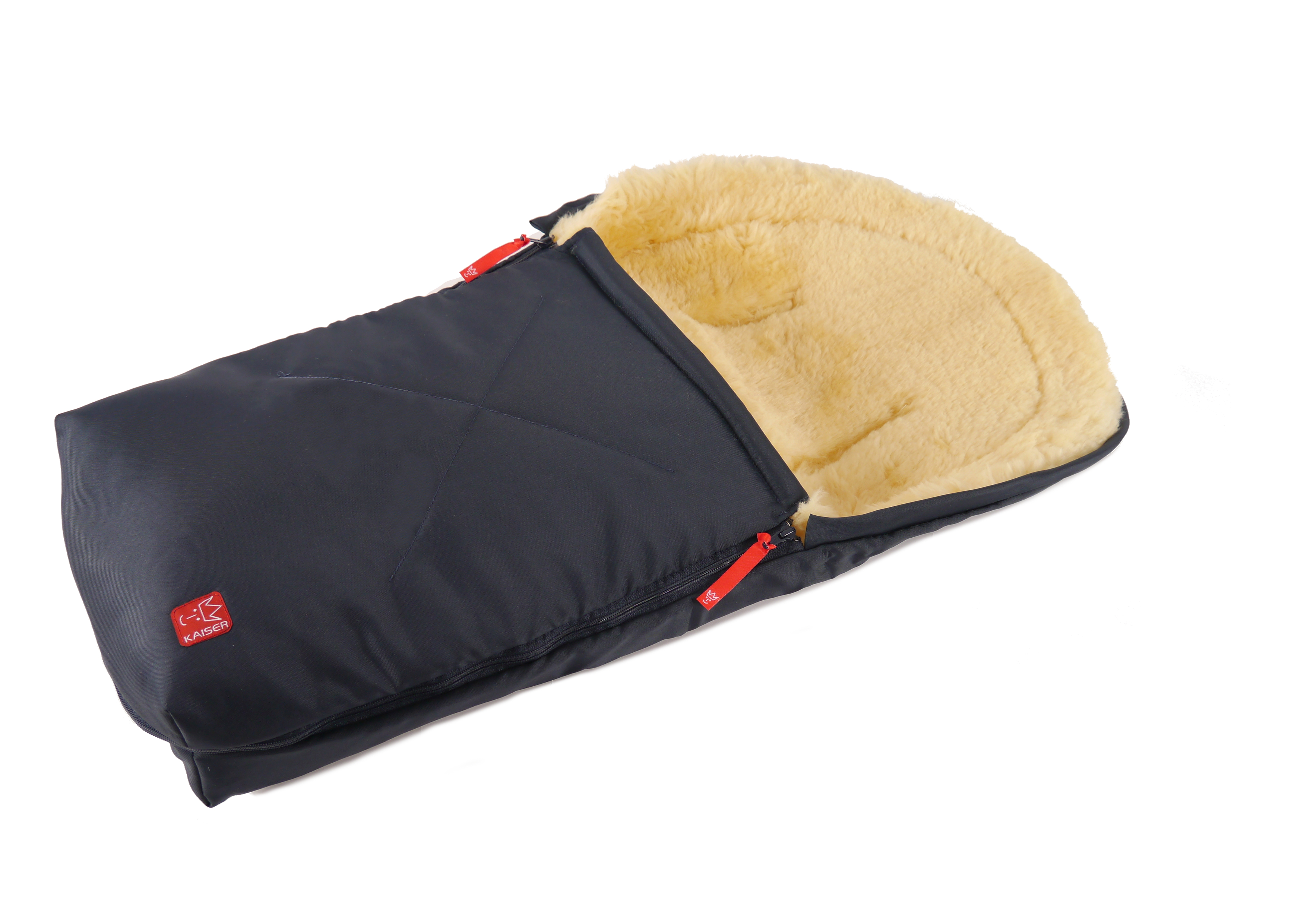 Lammfell-Fußsack von Kaiser, geöffnet, seitliche Perspektive