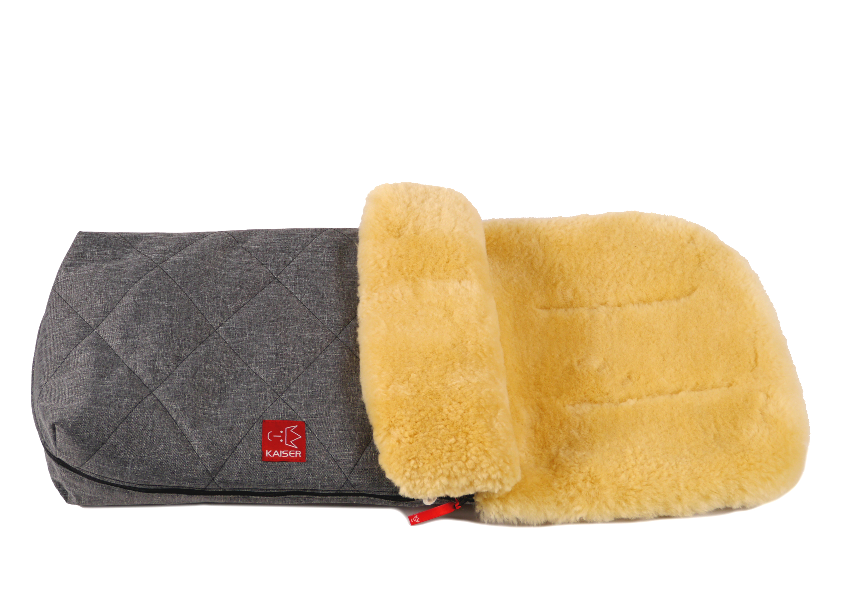 Fußsack mit dem Lammfell-Innenfutter in der Farbe anthrazit melange und rotem „Kaiser“-Logo auf der Vorderseite liegt horizontal