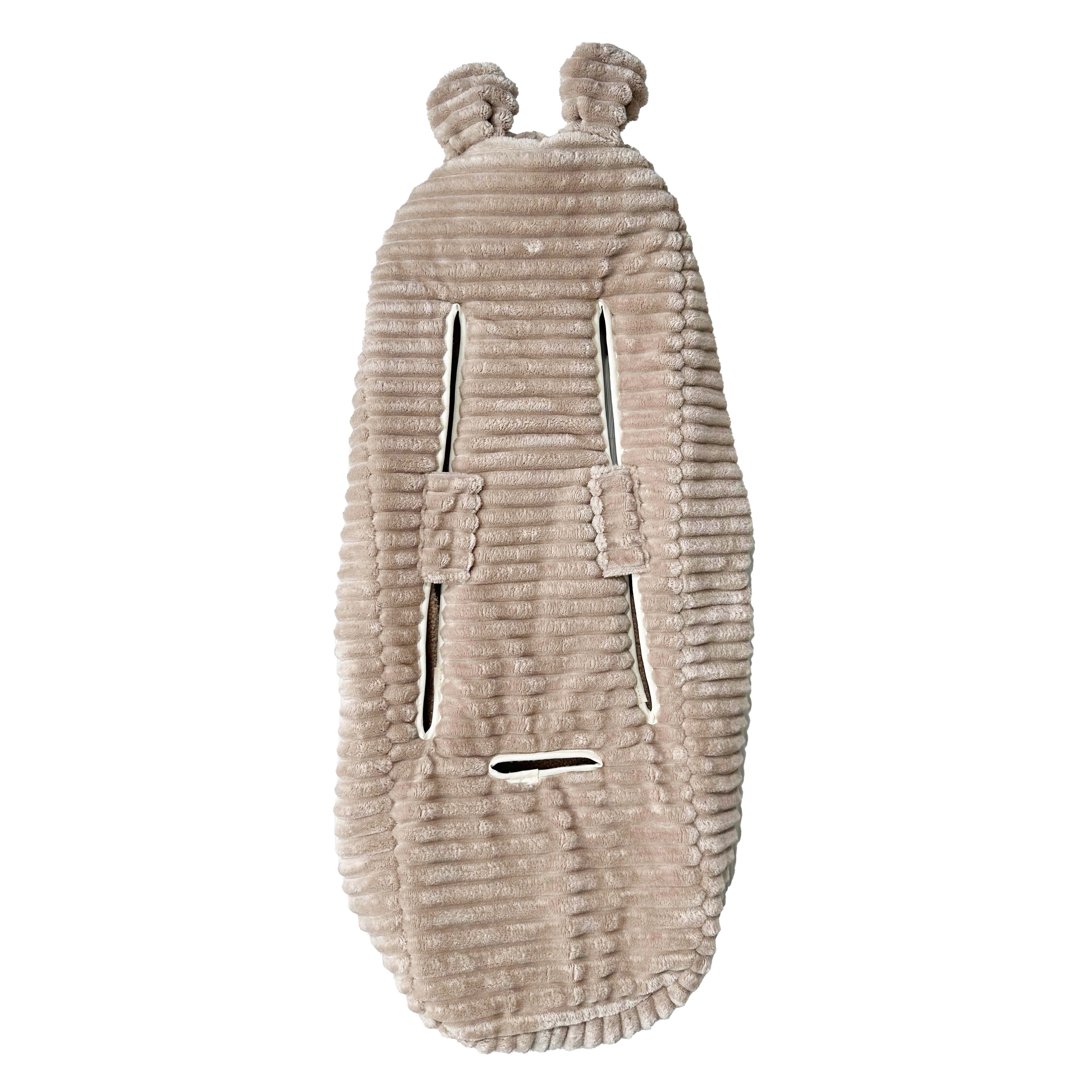 Rückansicht des PLUSHY Babyschalen Fußsacks in der Farbe Cuban Sand