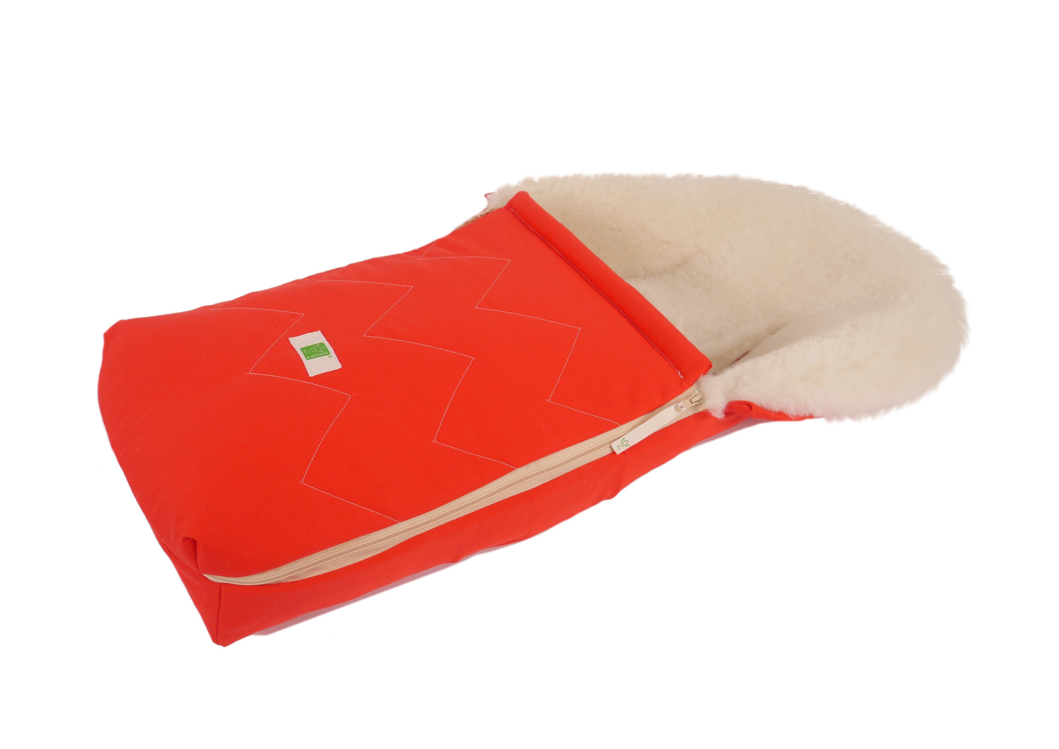 Lammfell-Fußsack von Kaiser in red, seitlich