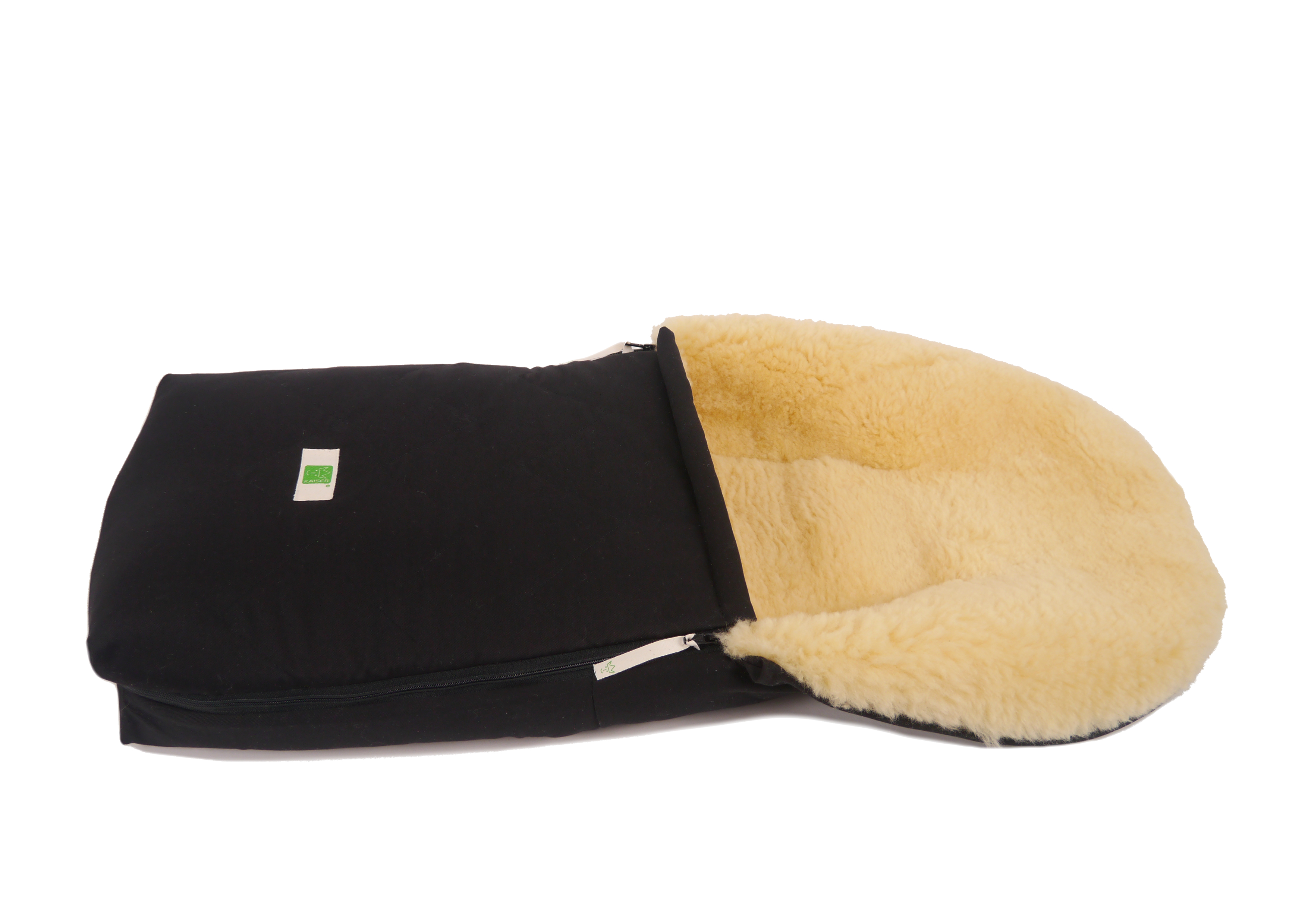 Lammfell-Fußsack von Kaiser in black, geöffnet, liegend, seitlich geöffnet