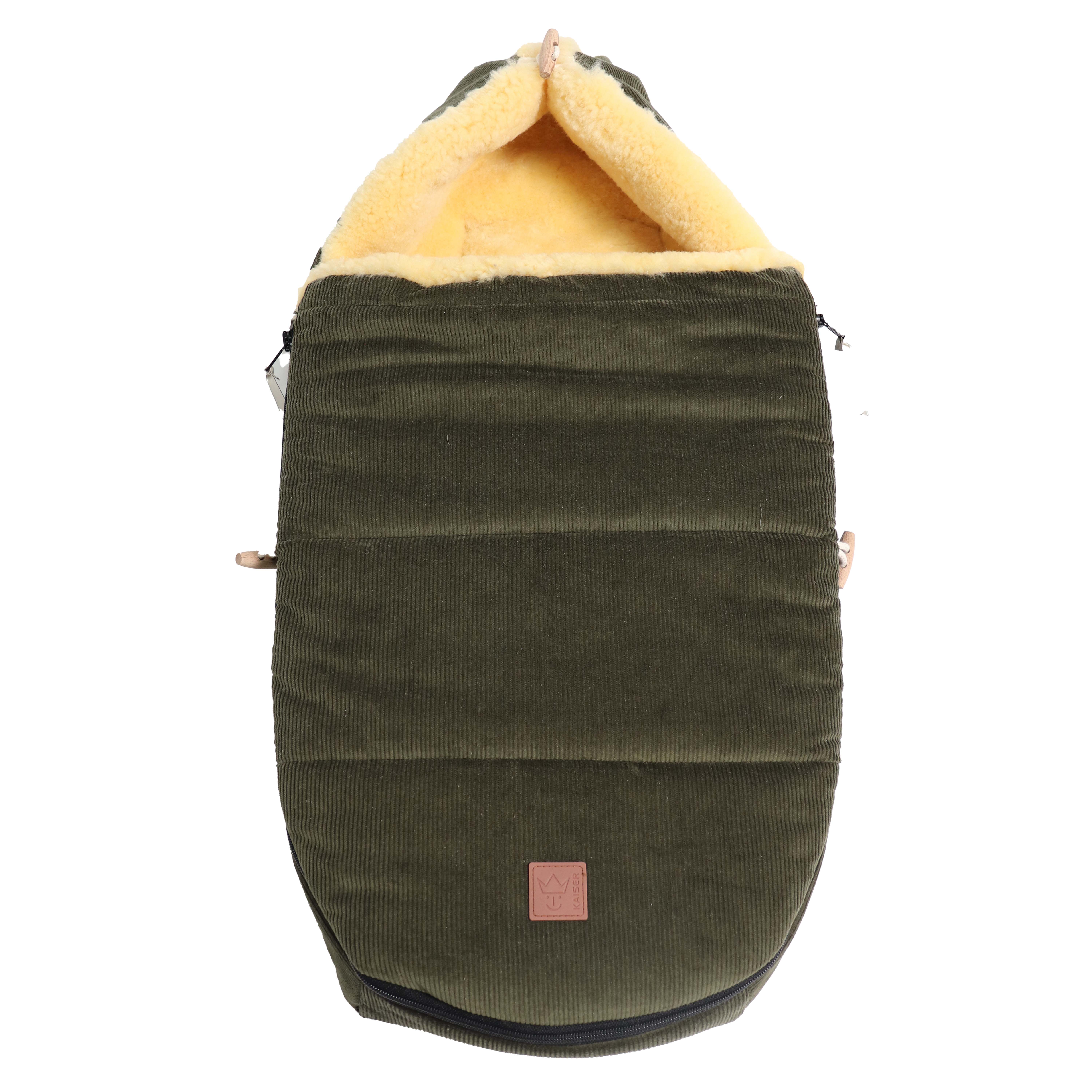 FILIA CORD Babyschalen Fußsack mit Lammfell in der Farbe olive green, Stoffdetail Cord und Lammfell sichtbar