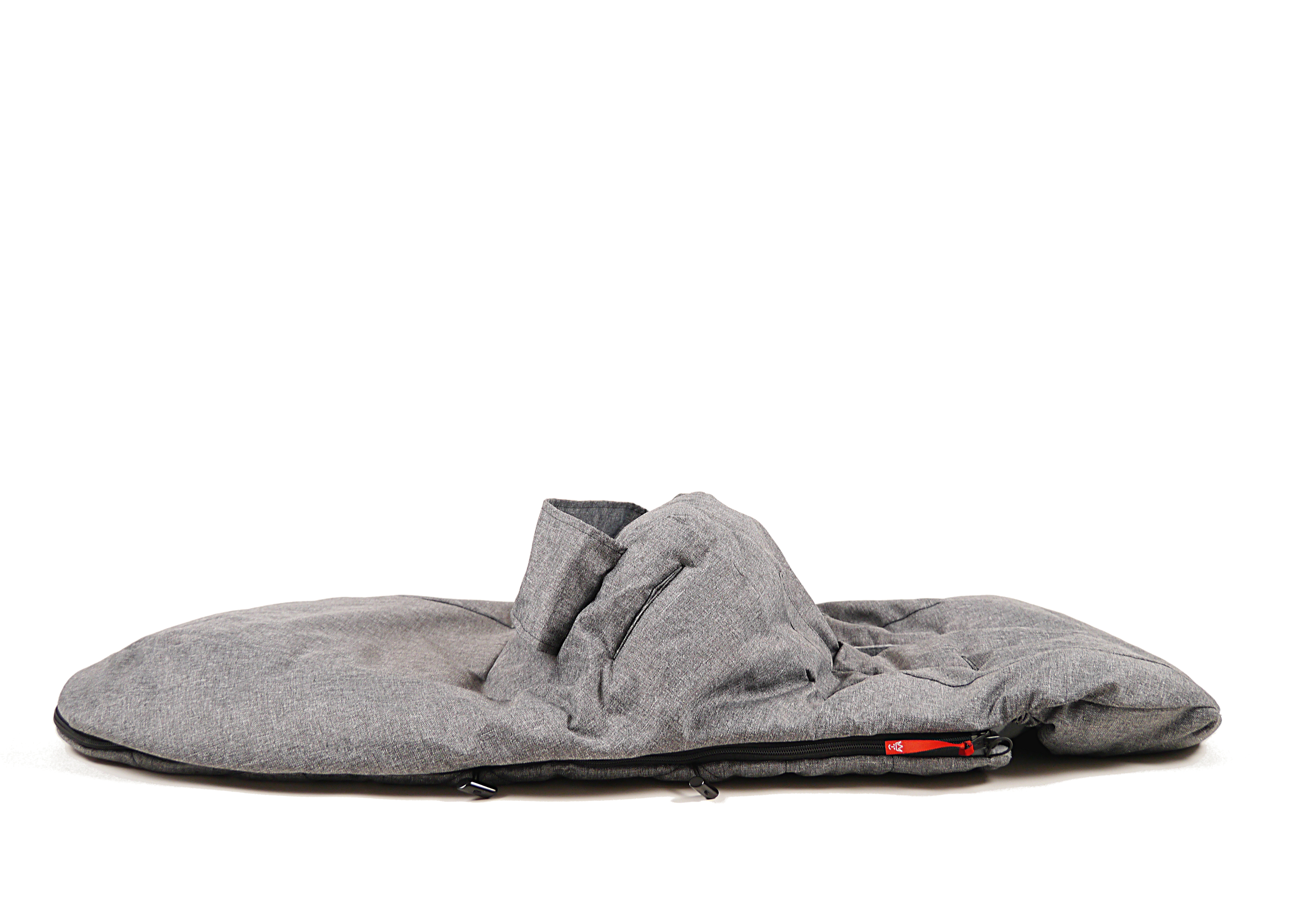 Flach liegender Winterfußsack in grau mit Reißverschluss und Kapuze