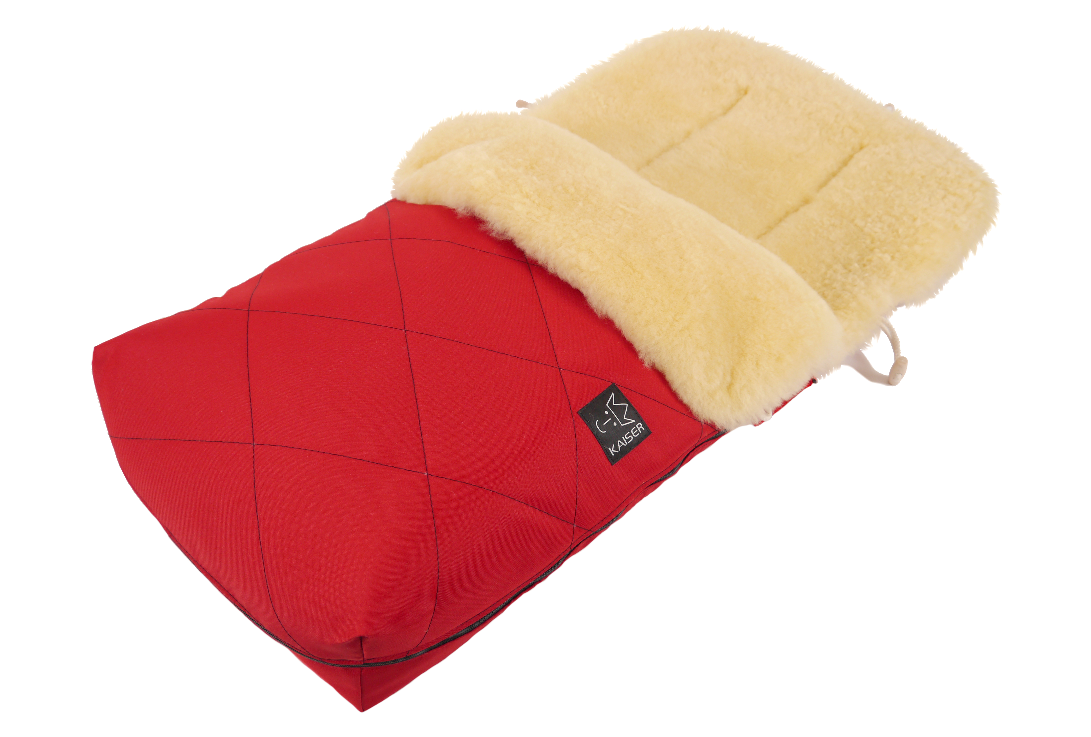 Fußsack mit dem Lammfell-Innenfutter in der Farbe rot und schwarzem „Kaiser“-Logo auf der Vorderseite liegt quer