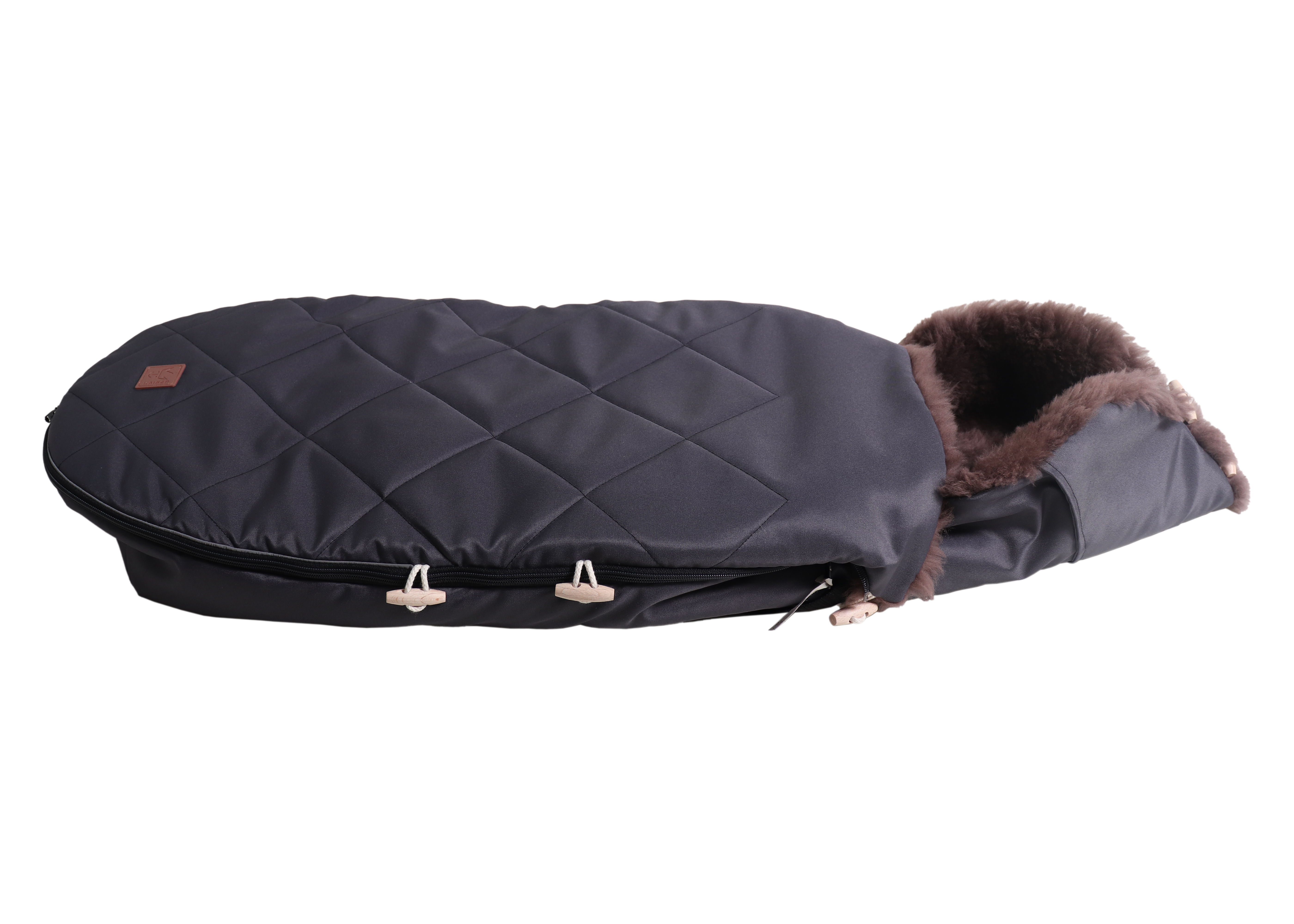 TOFFEE Lammfell Fußsack Fußsack mit beigem Lammfell-Innenfutter in der Farbe anthracite liegt horizontal