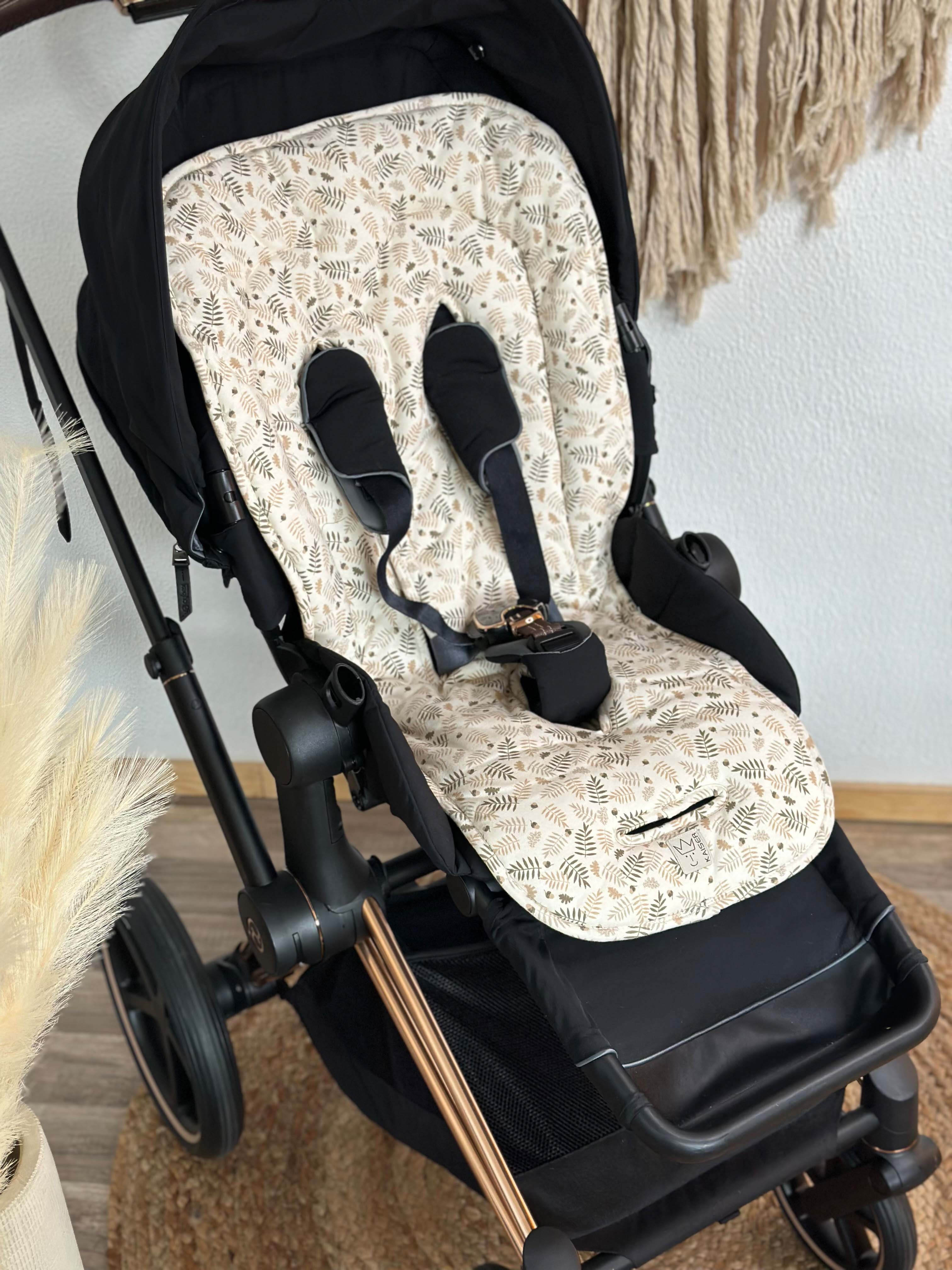 JERSEY KINDERWAGENEINLAGE SOMMER Sommer Kinderwageneinlage in der Farbe forrest cream in einem Kinderwagen eingesetzt