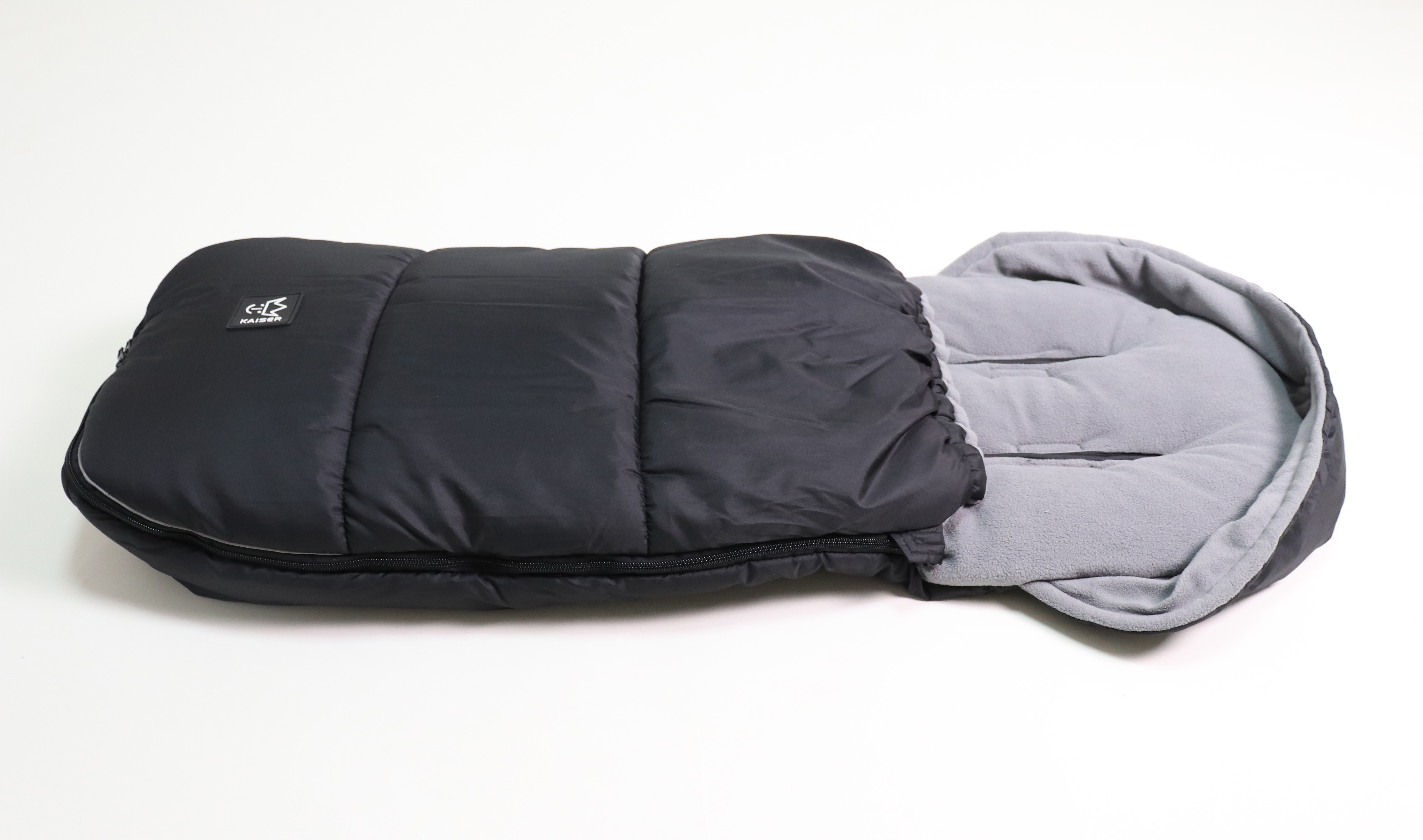 LUKKY - universal stroller footmuff Thermofußsack LUKKY in der Farbe schwarz mit schwarzem Logo liegt horizontal