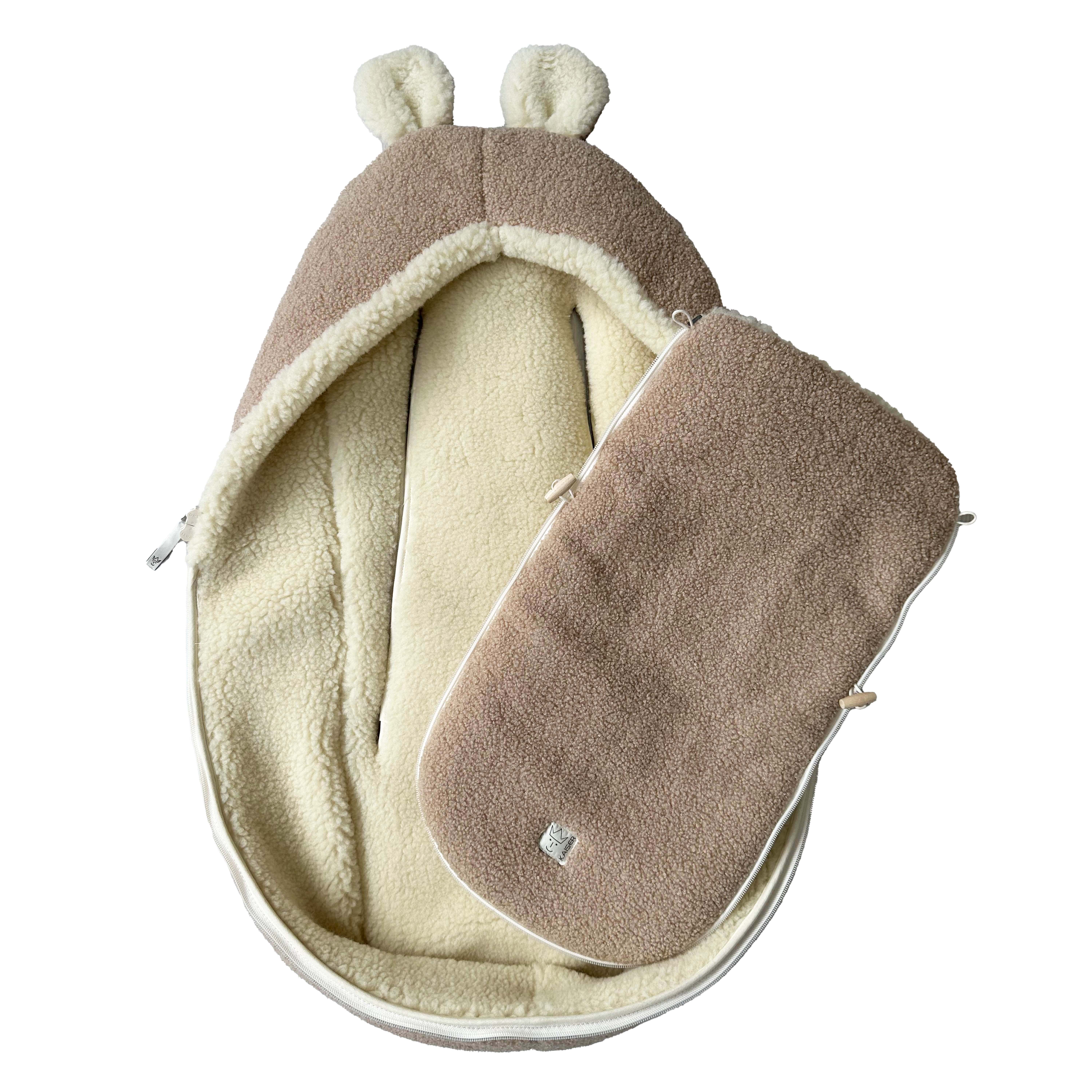 Geöffneter HUKKY Babyschalen Fußsack in der Farbe warm sand