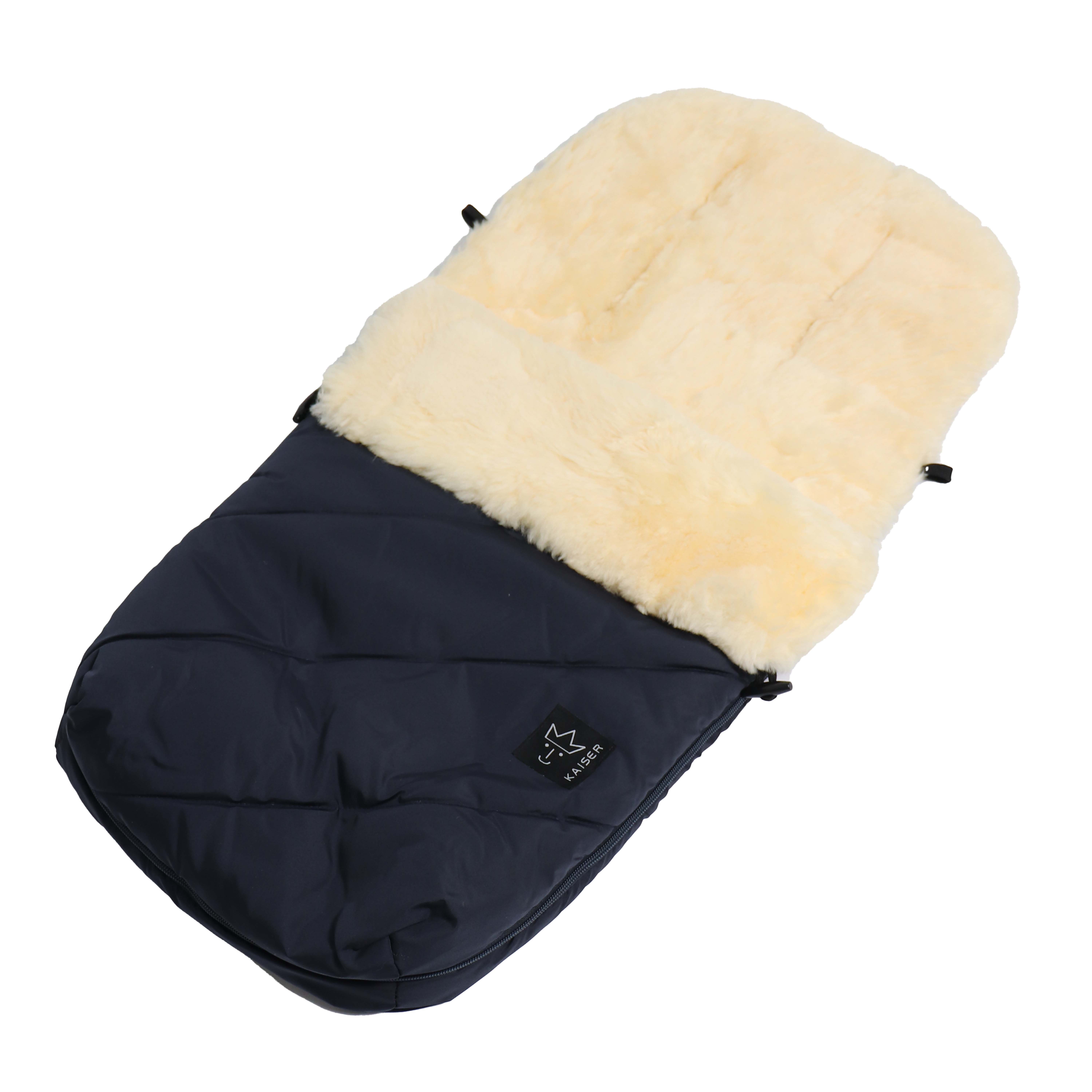 Fußsack mit dem Lammfell-Innenfutter in navy liegt quer