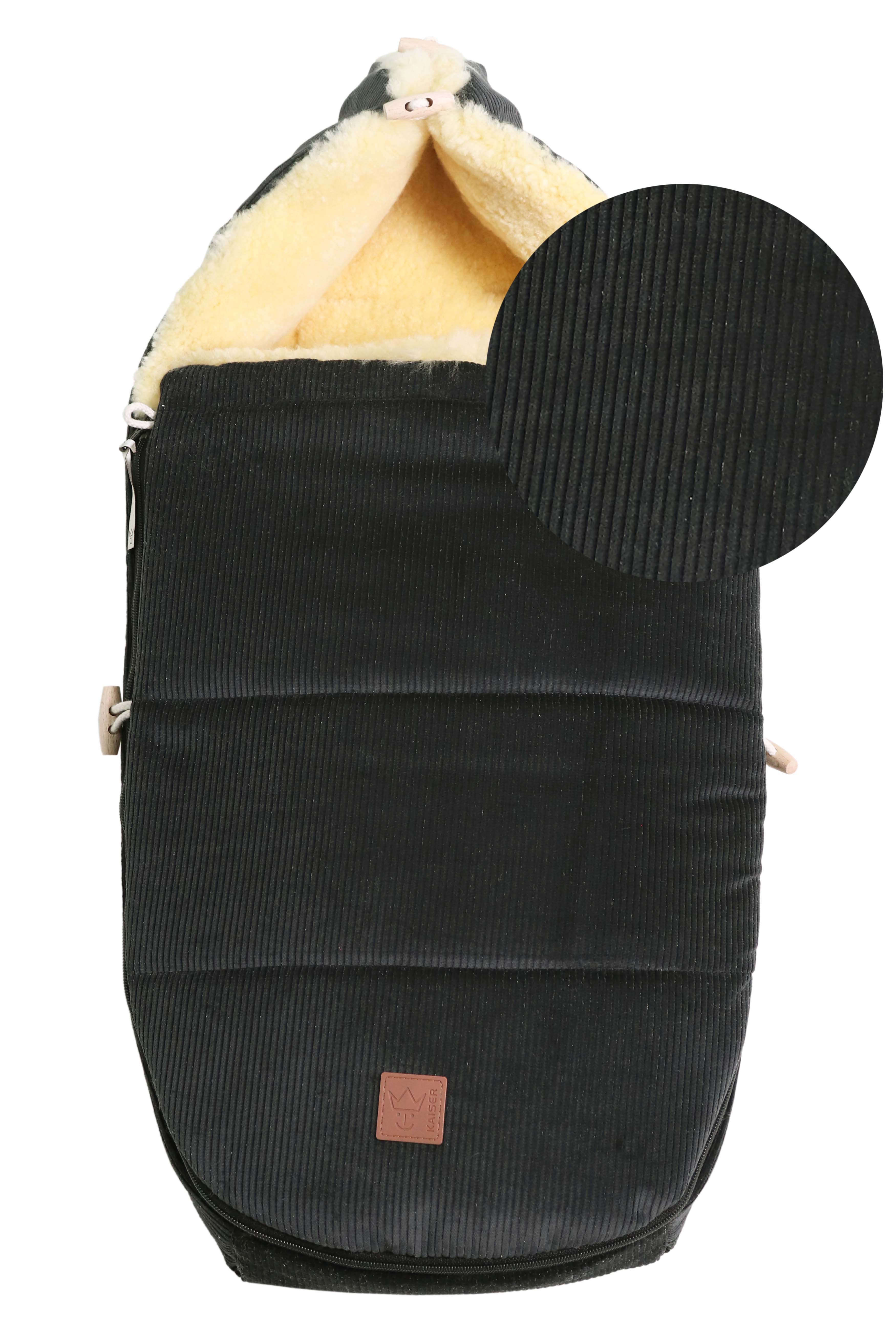 FILIA CORD Babyschalen Fußsack mit Lammfell in der Farbe dark grey, Stoffdetail Cord und Lammfell sichtbar