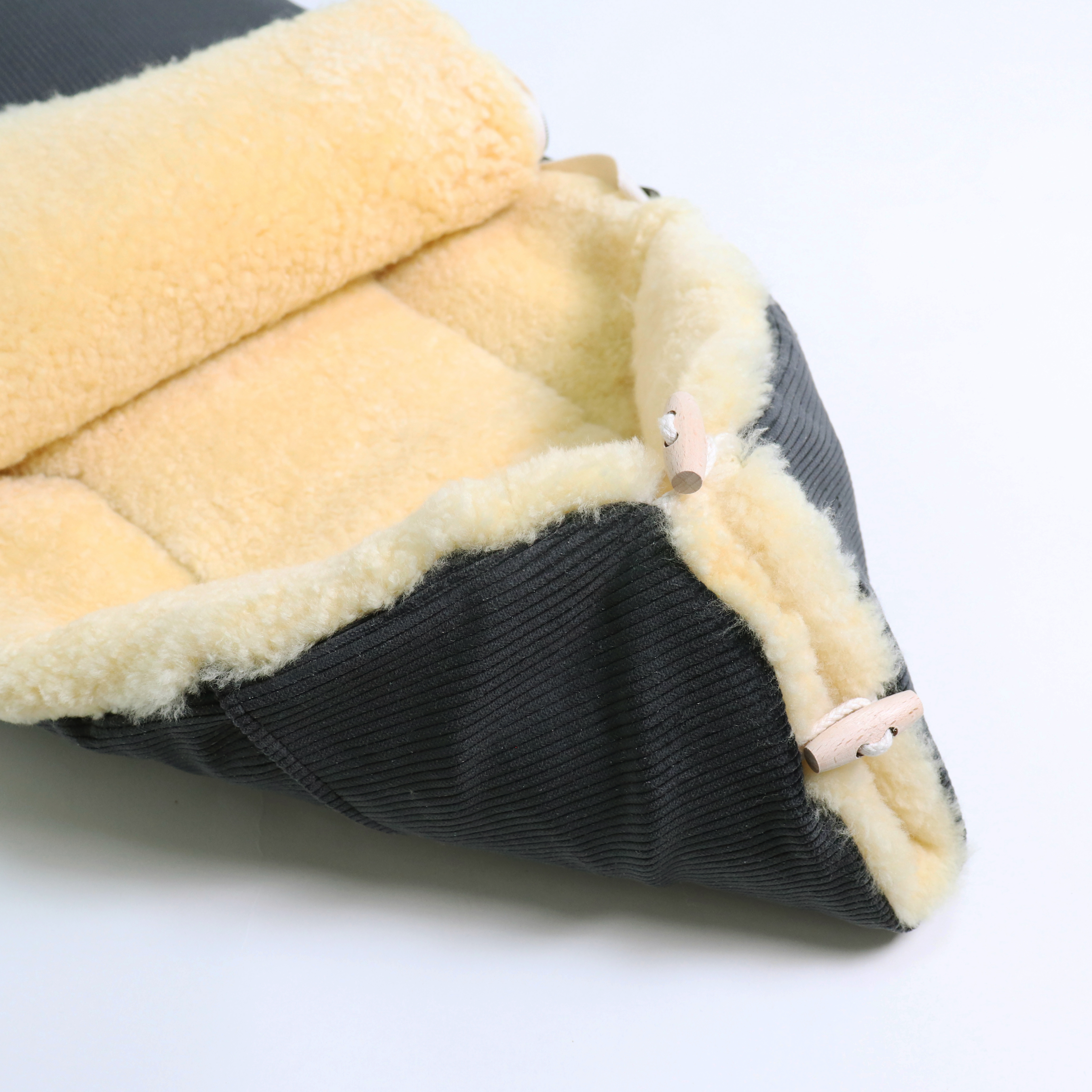 FILIA CORD Babyschalen Fußsack mit Lammfell in der Farbe dark grey Kapuzenansicht