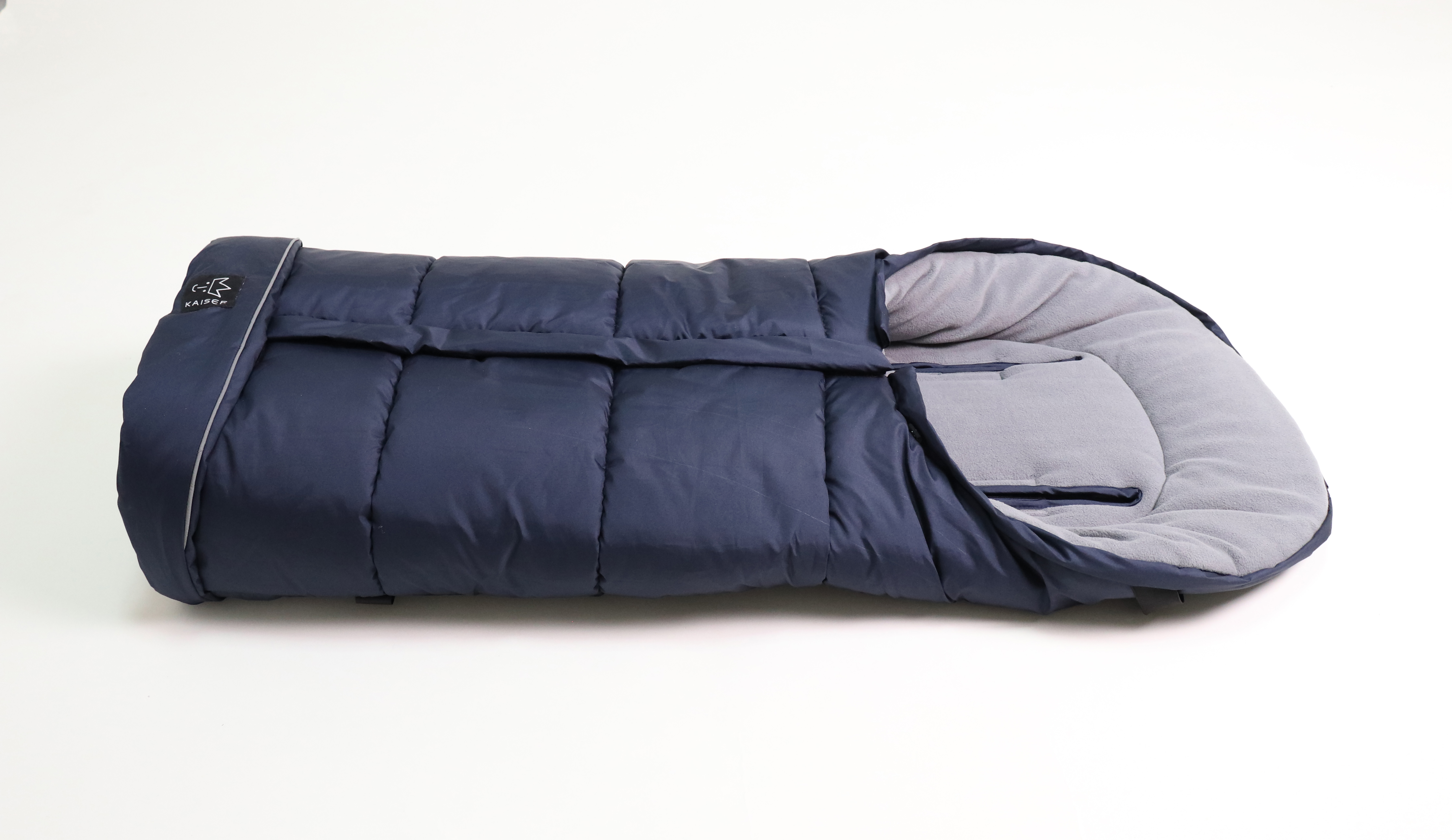 Thermofußsack in navy mit schwarzem Logo liegt horizontal