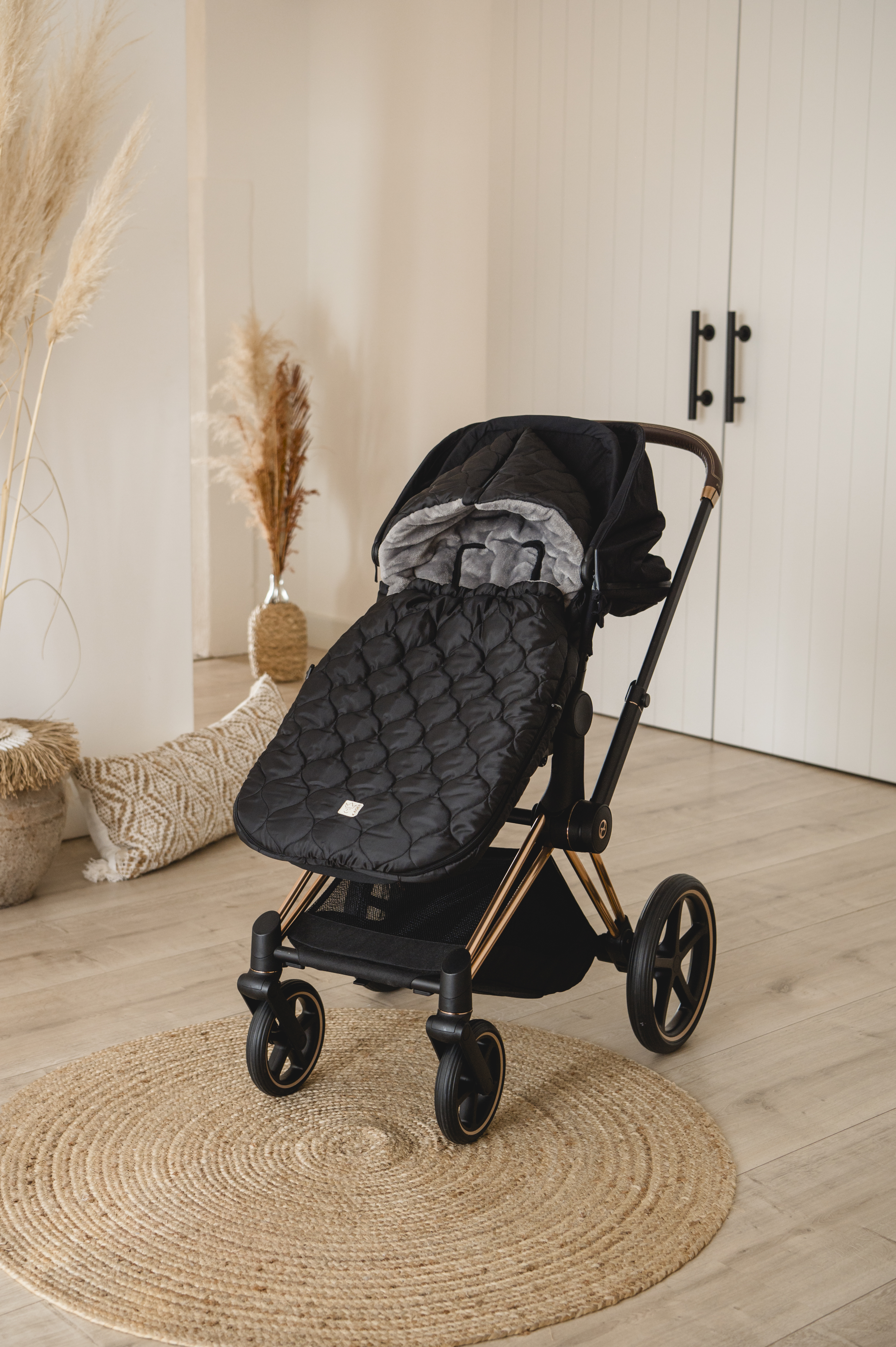 Fußsack in der Farbe black-grey in einem Kinderwagen eingesetzt