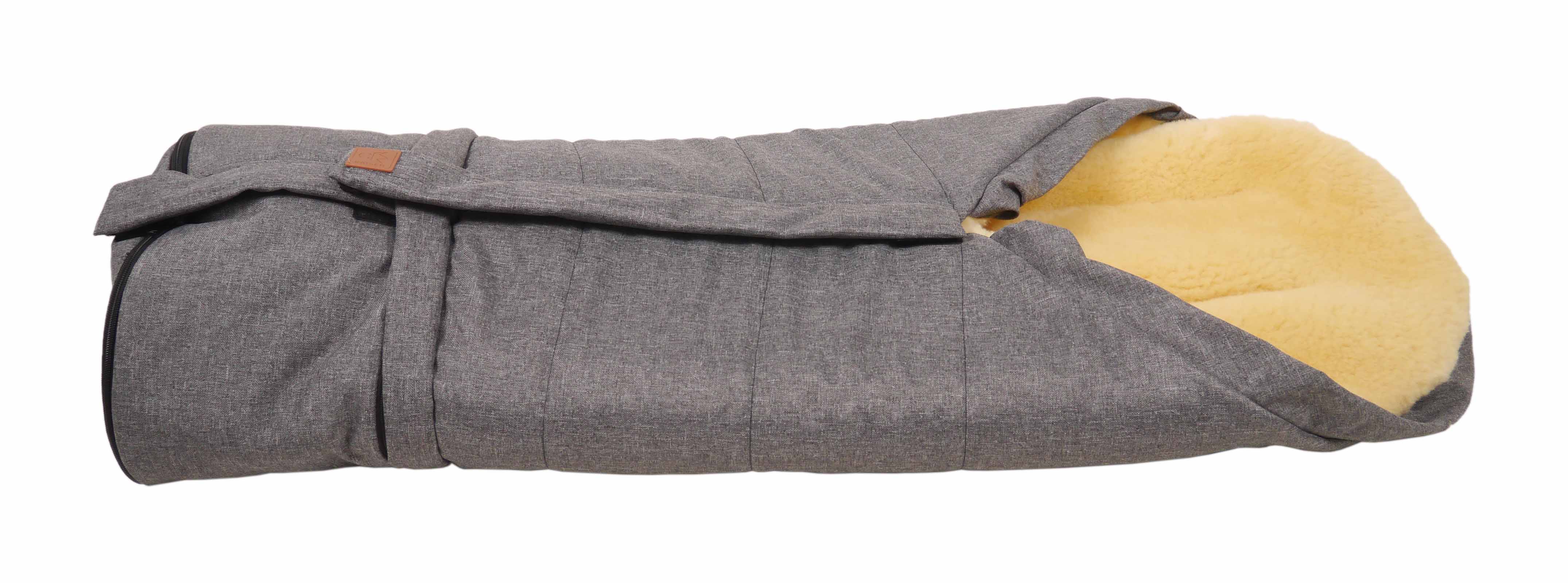 Fußsack mit dem Lammfell-Innenfutter in der Farbe anthracite melange liegt horizontal