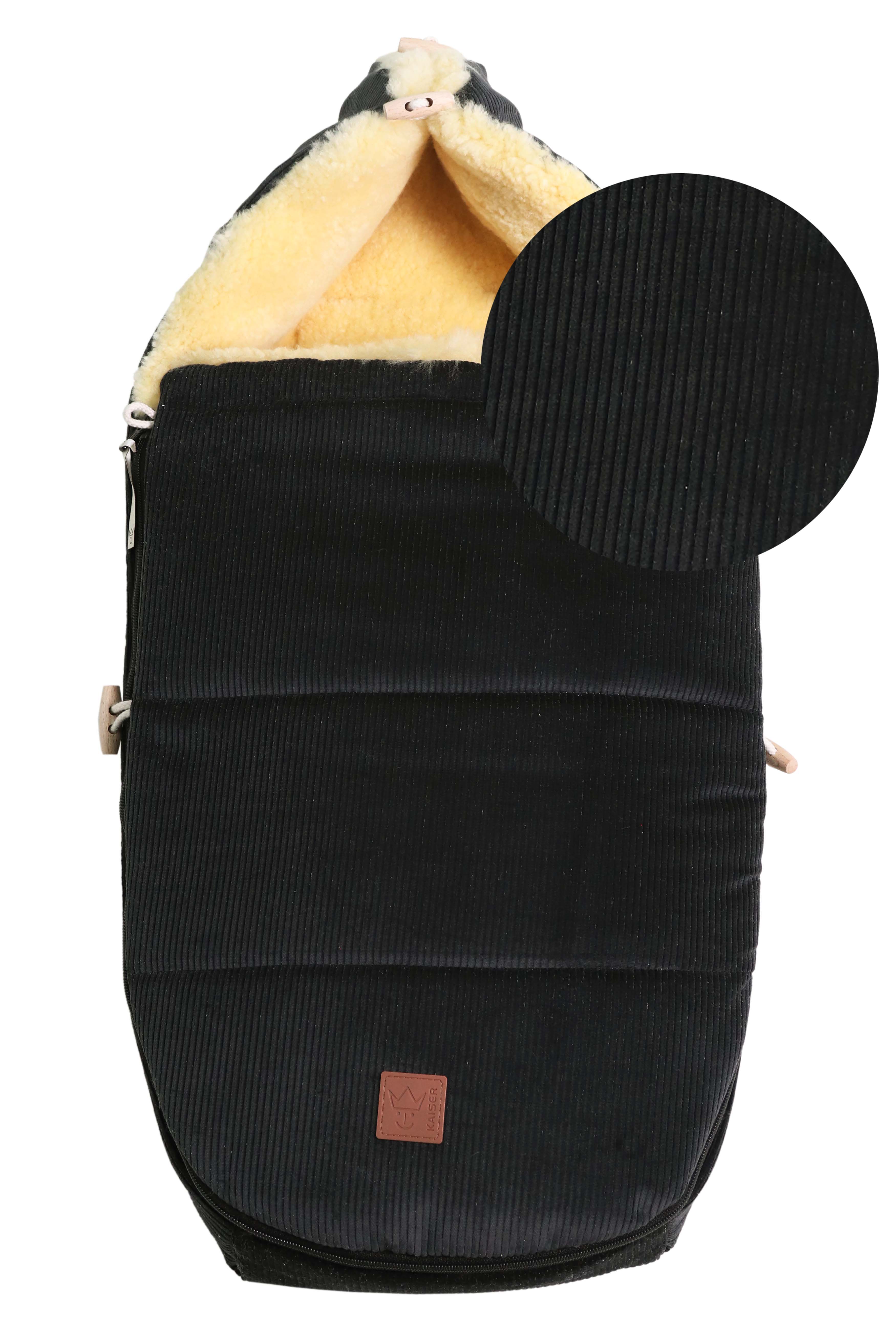 FILIA CORD Babyschalen Fußsack mit Lammfell in der Farbe Black, Stoffdetail Cord und Lammfell sichtbar