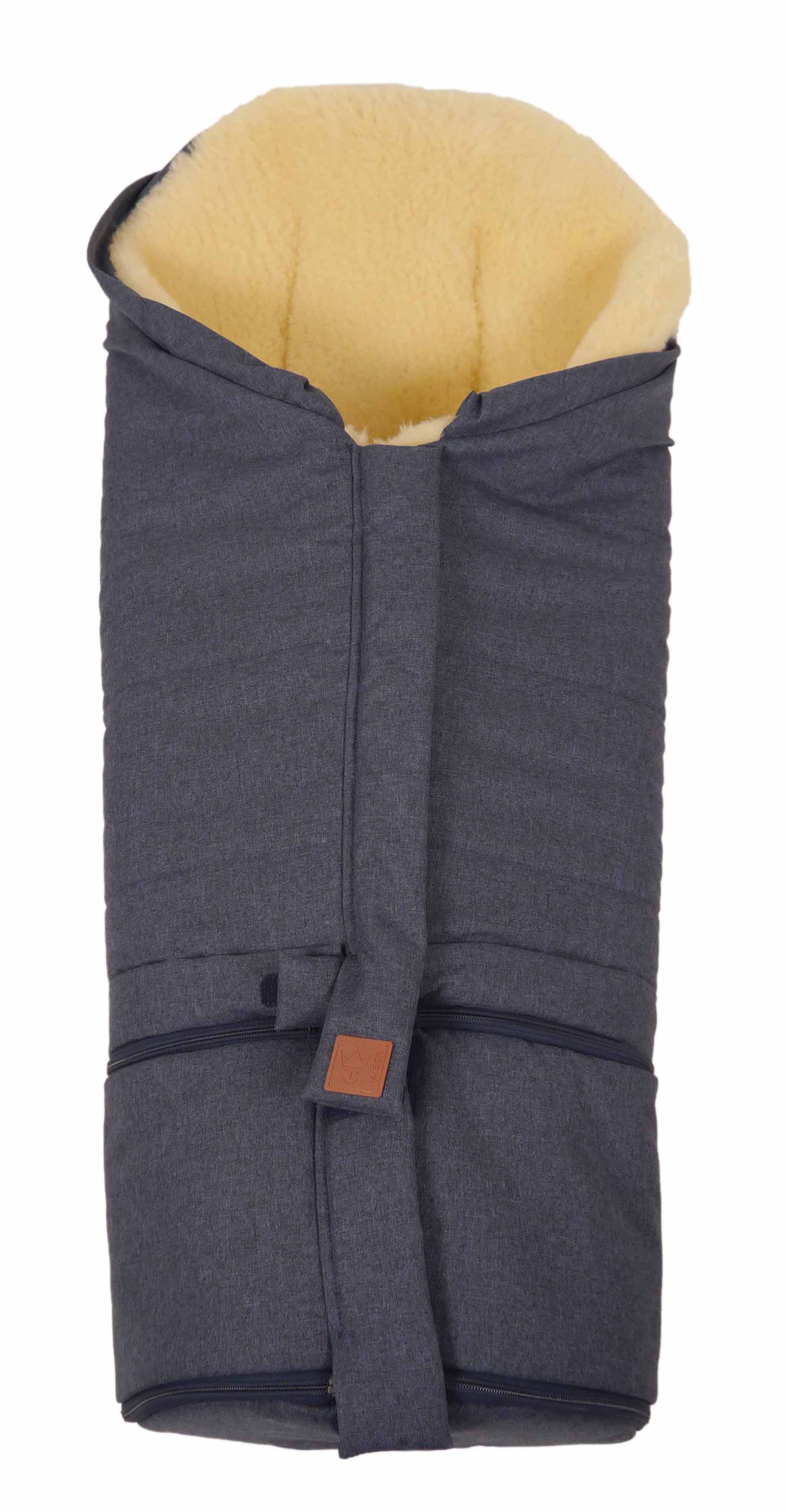 Geschlossener Fußsack mit beigem Lammfell-Innenfutter in der Farbe Navy melange