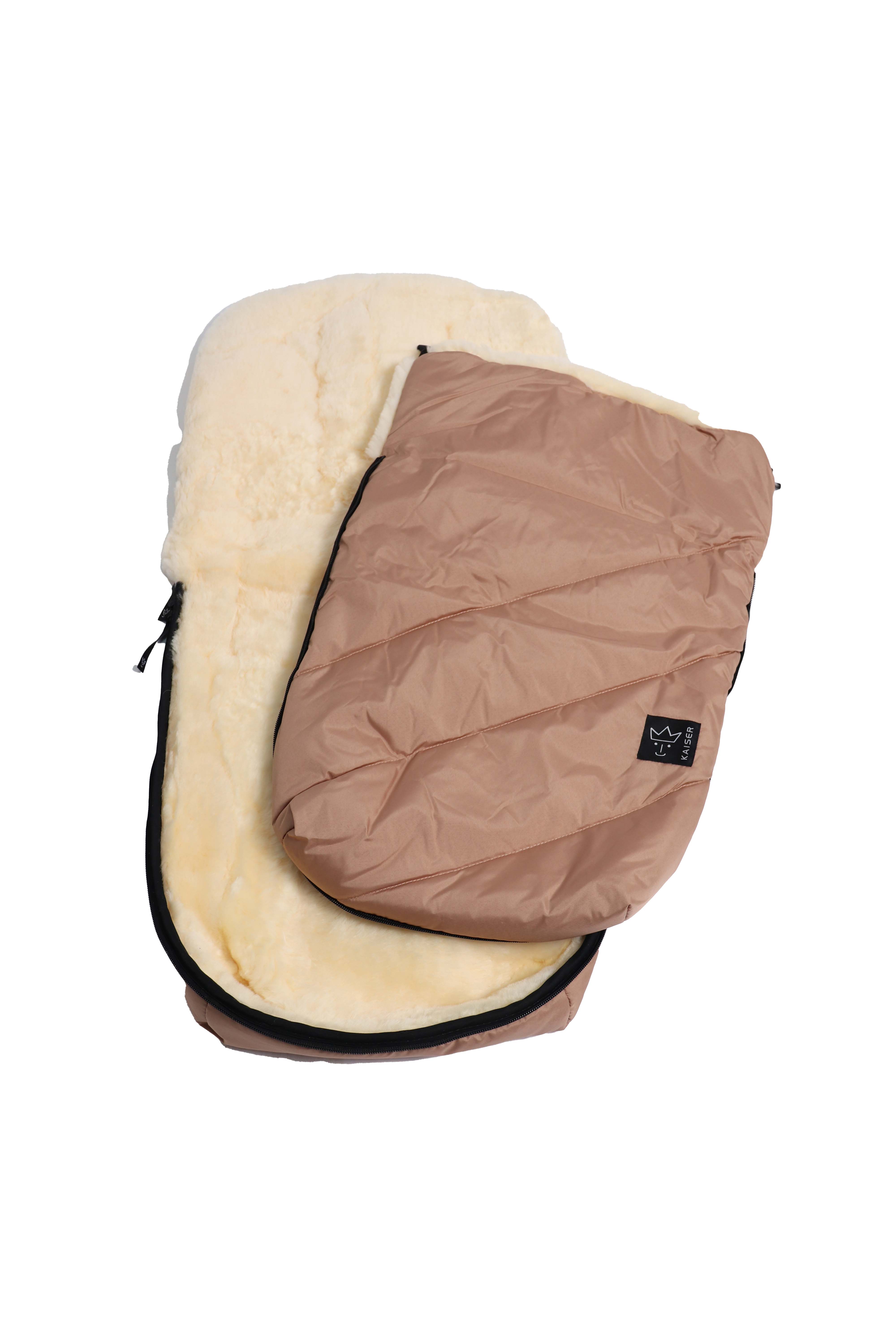 Fußsack mit dem Lammfell-Innenfutter in sand seitlich geöffnet und aufgeklappt