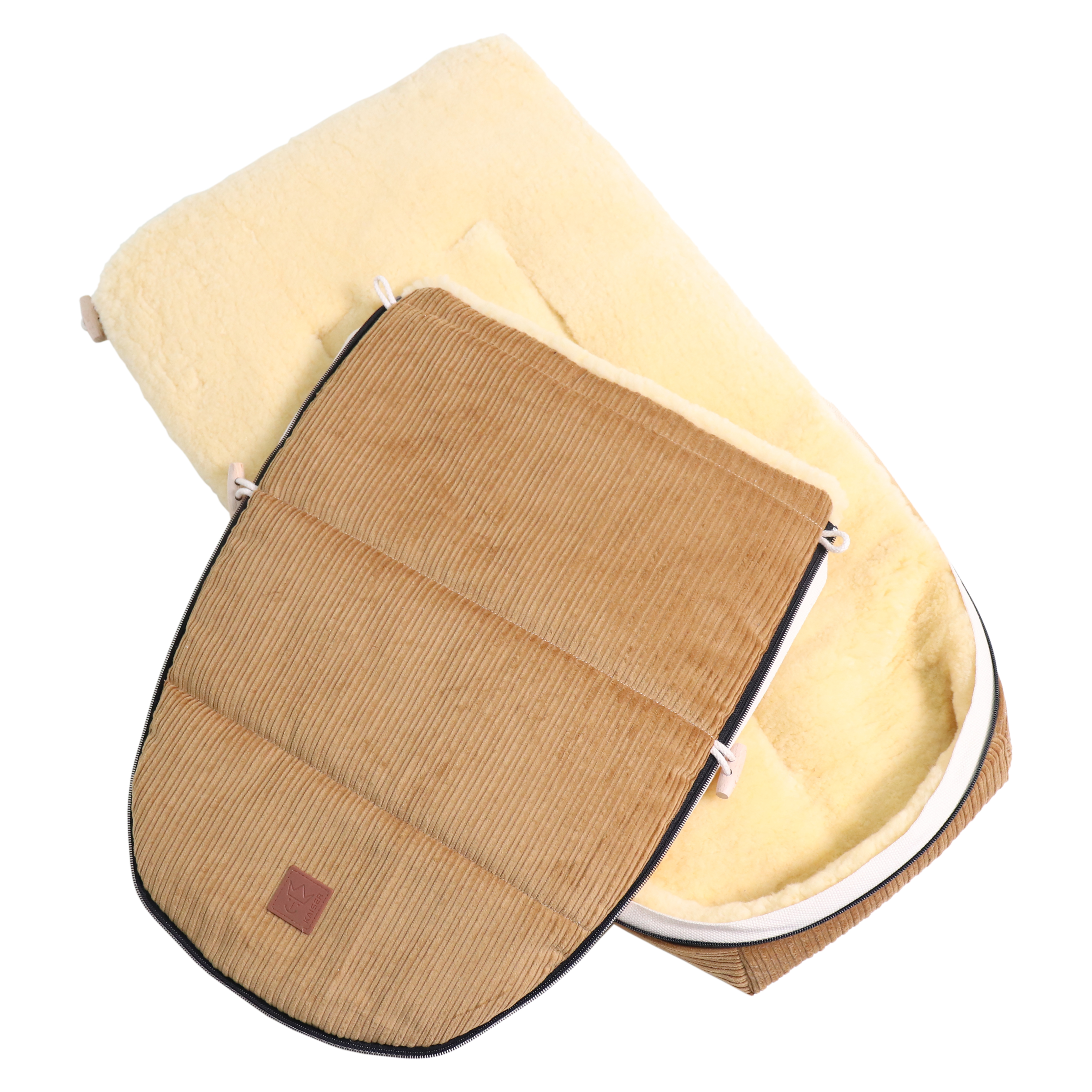 Geöffneter FILIA CORD Babyschalen Fußsack mit Lammfell in der Farbe camel