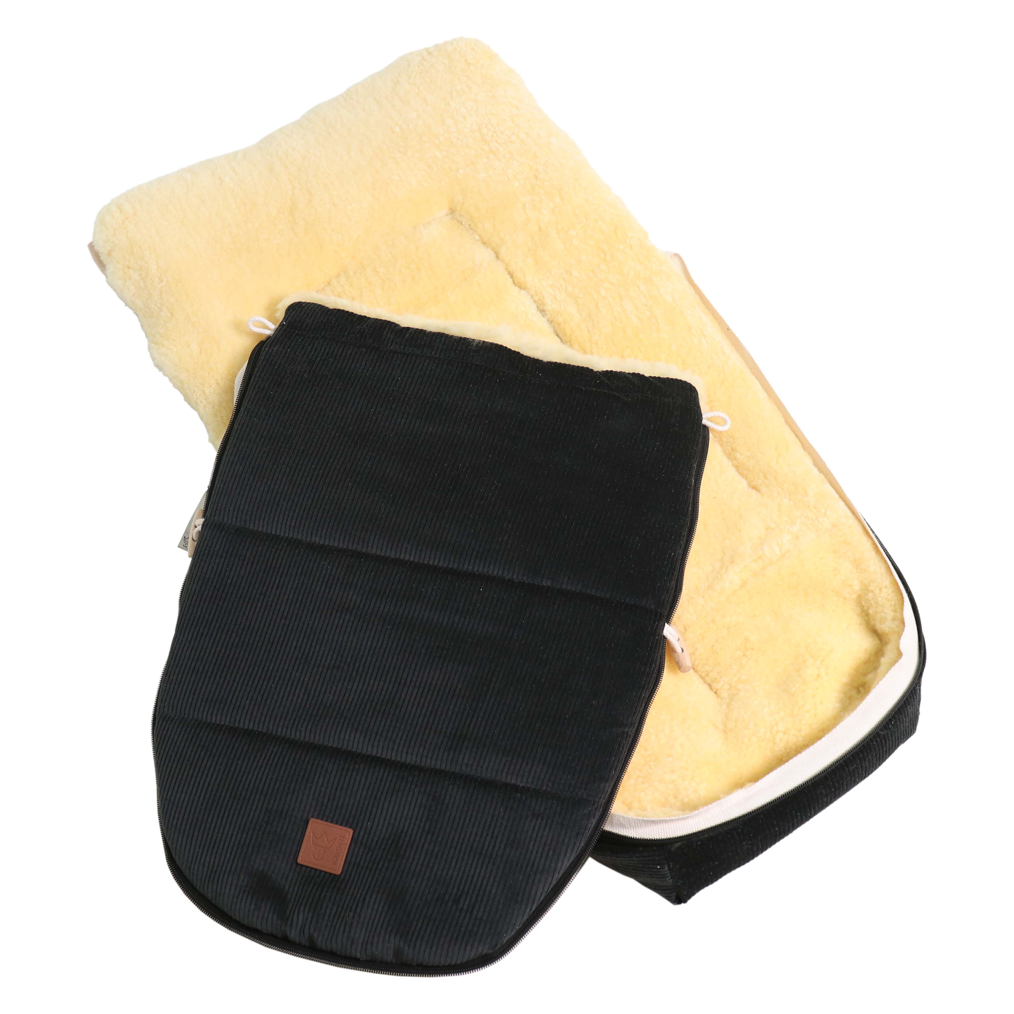 Geöffneter FILIA CORD Babyschalen Fußsack mit Lammfell in der Farbe Black