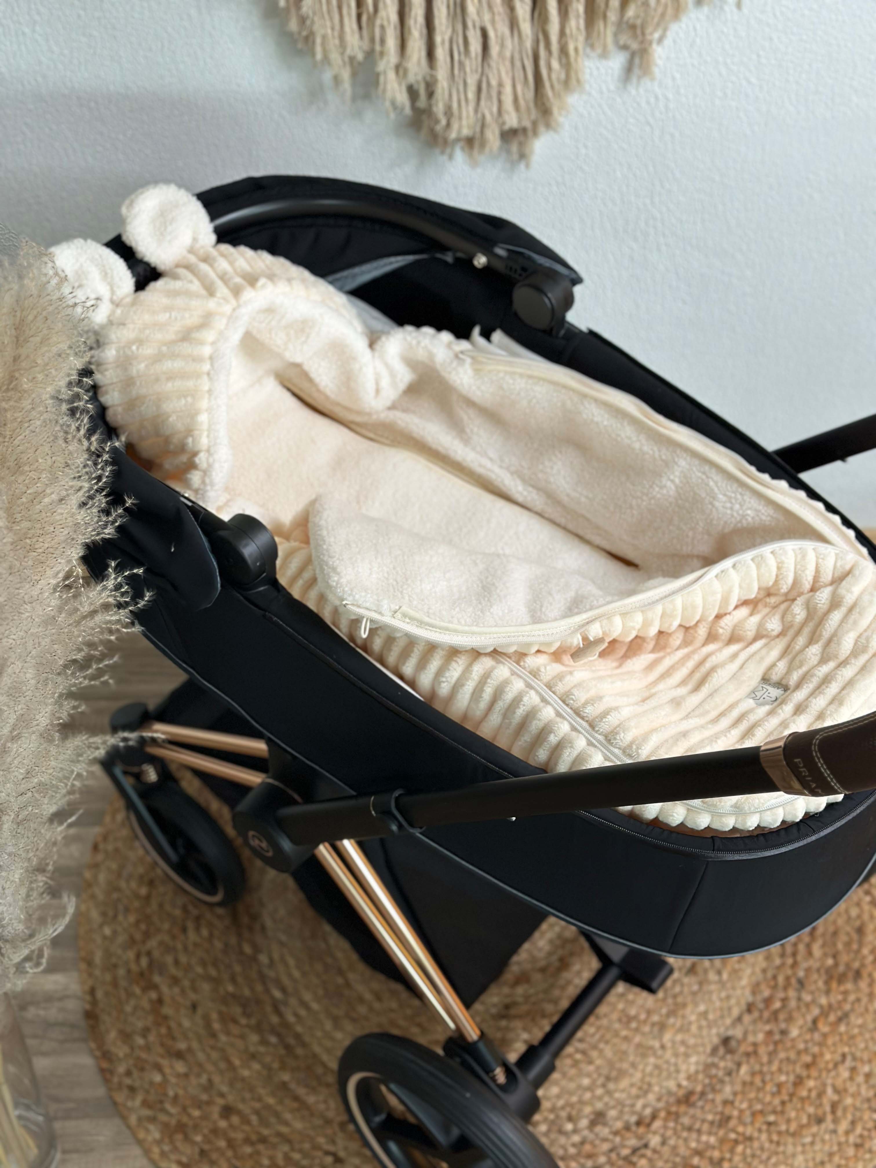 PLUSHY Babyschalen Fußsack in der Farbe ecru im Kinderwagen, Detailaufnahme