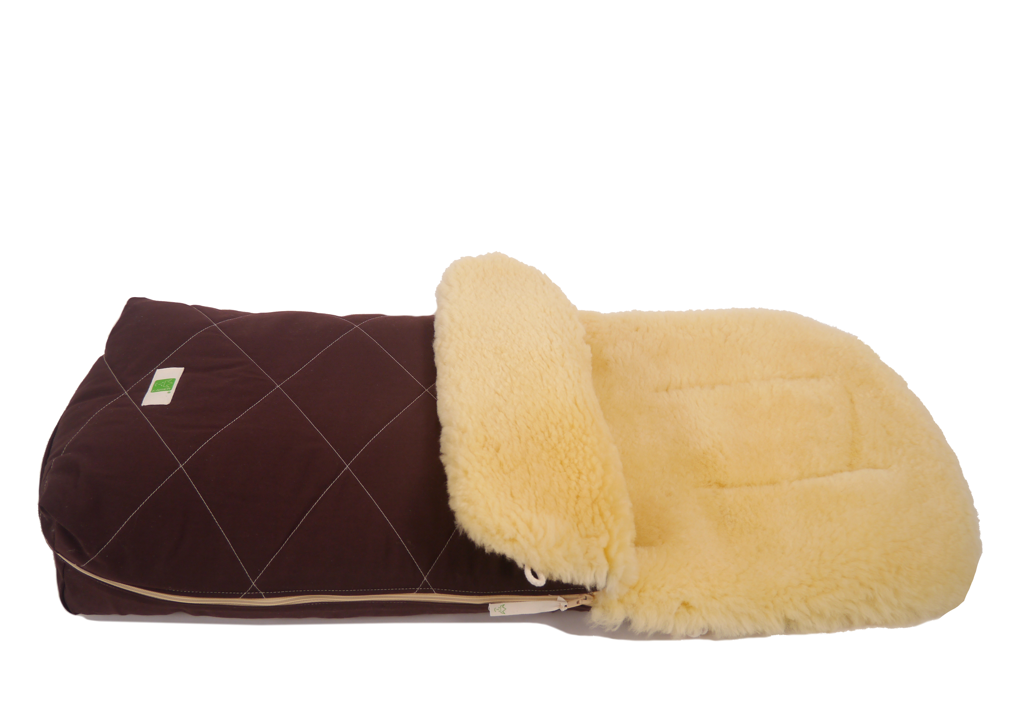Fußsack mit dem Lammfell-Innenfutter in der Farbe Brown liegt horizontal
