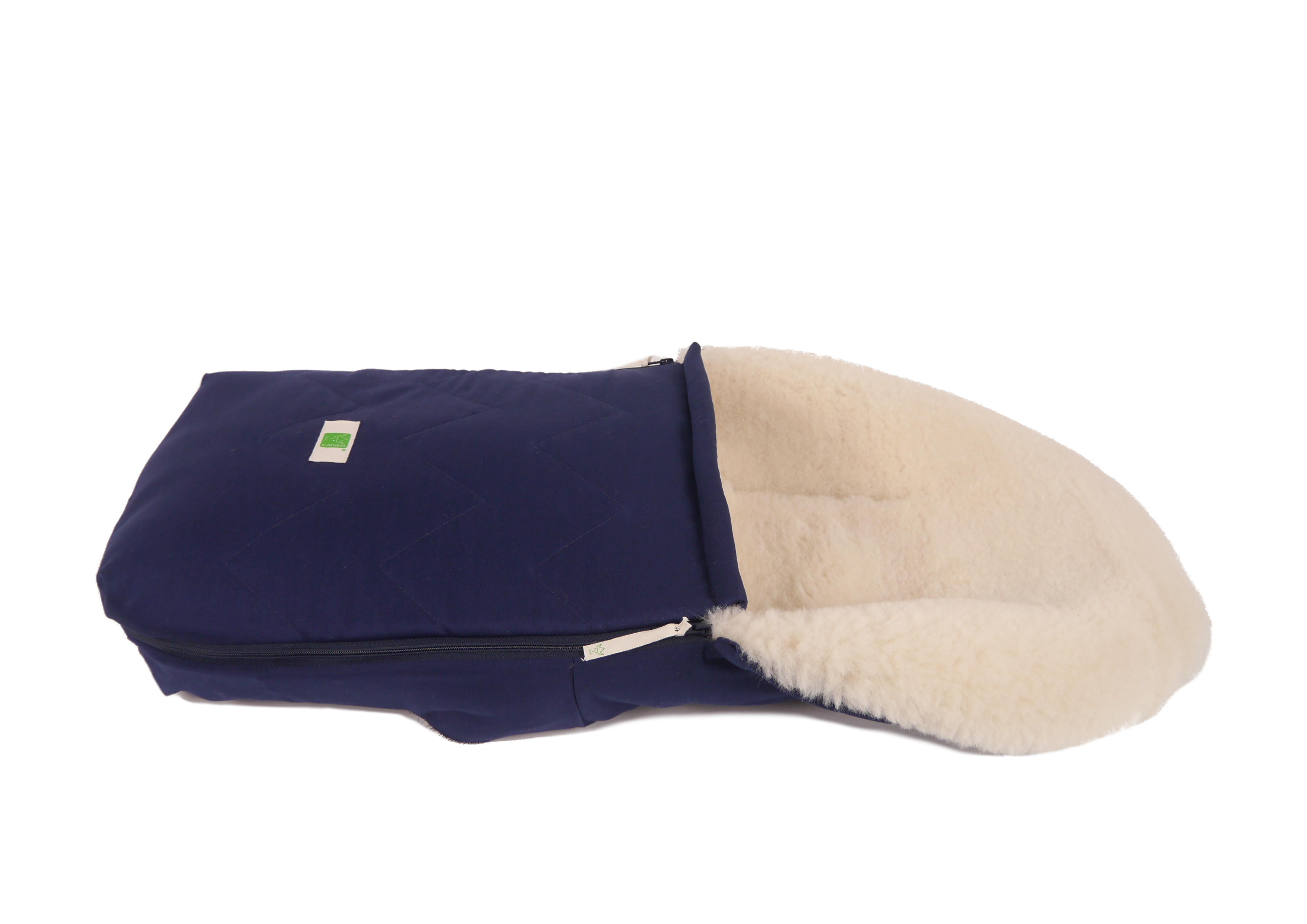 Lammfell-Fußsack von Kaiser in navy, liegend, seitlich geöffnet
