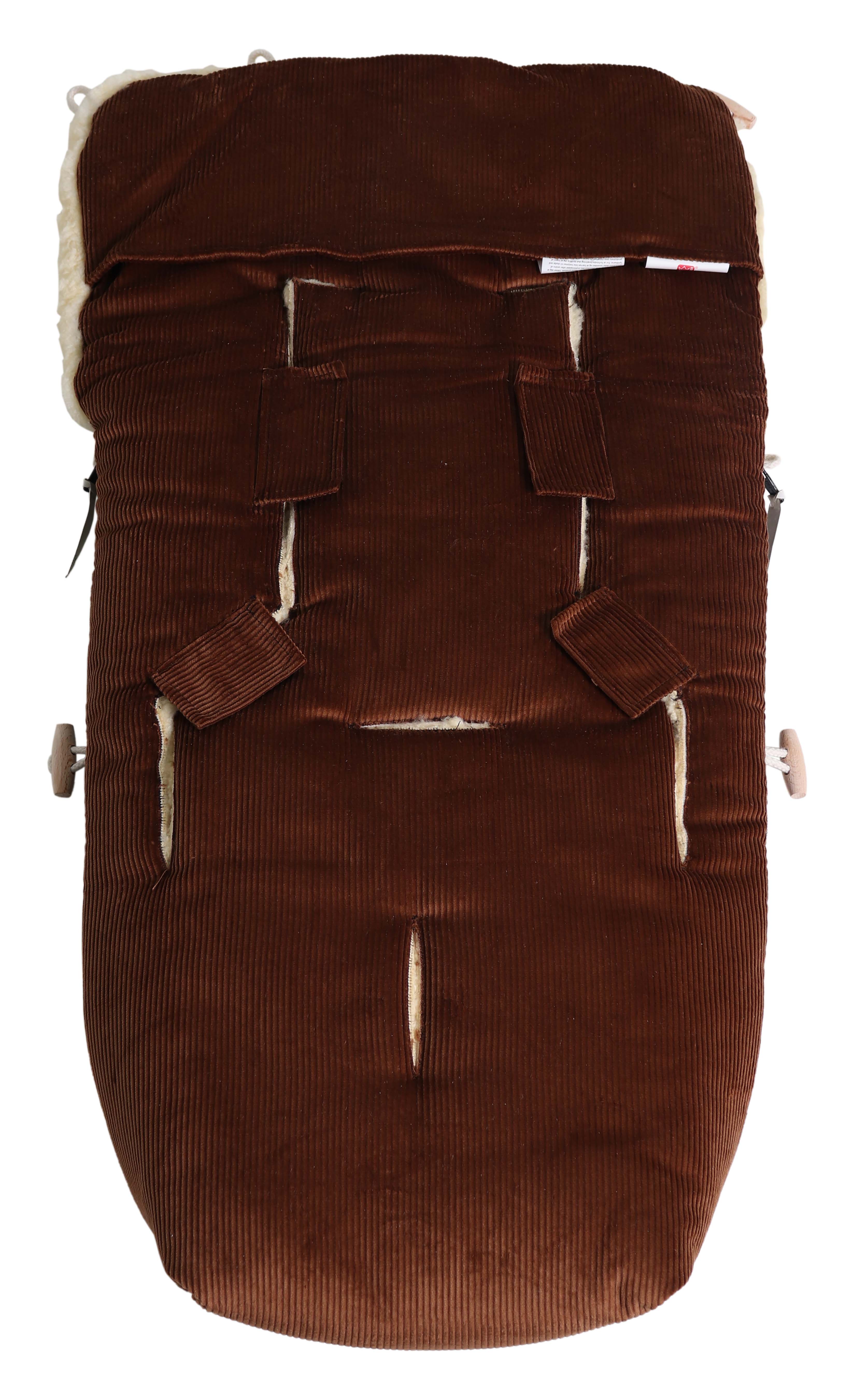 Rückseite FILIA CORD Babyschalen Fußsack mit Lammfell in der Farbe brown