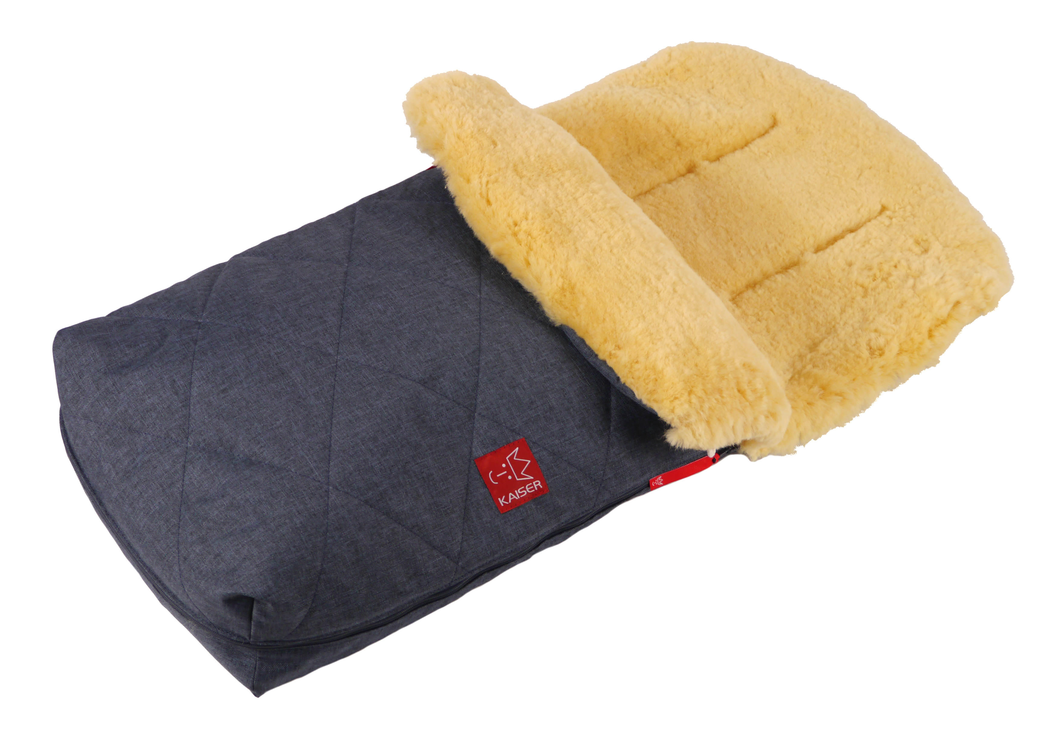 Fußsack mit dem Lammfell-Innenfutter in der Farbe Navy melange und rotem „Kaiser“-Logo auf der Vorderseite liegt quer