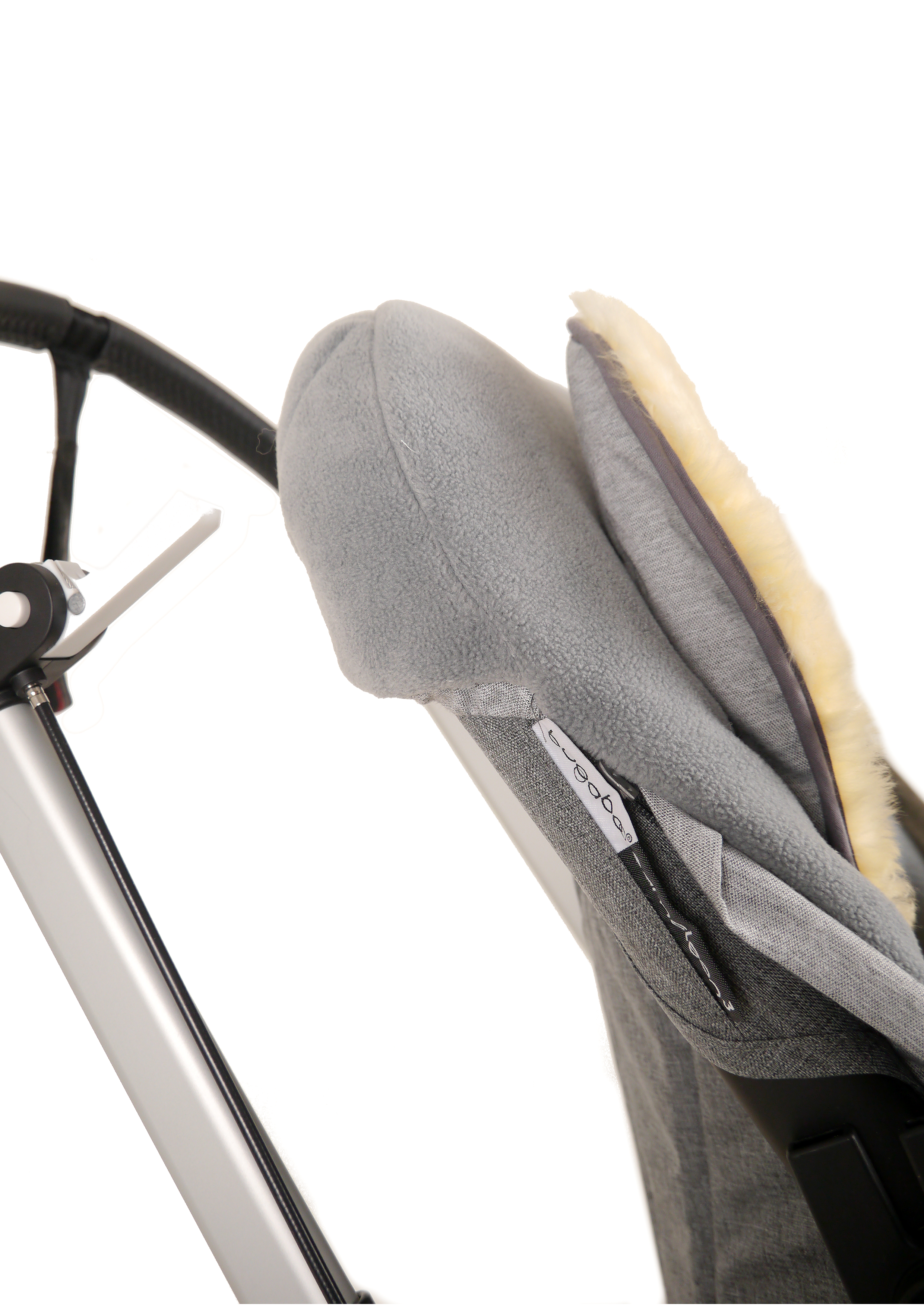Seitenansicht Kinderwagen mit montiertem Winterfußsack und Lammfelleinlage