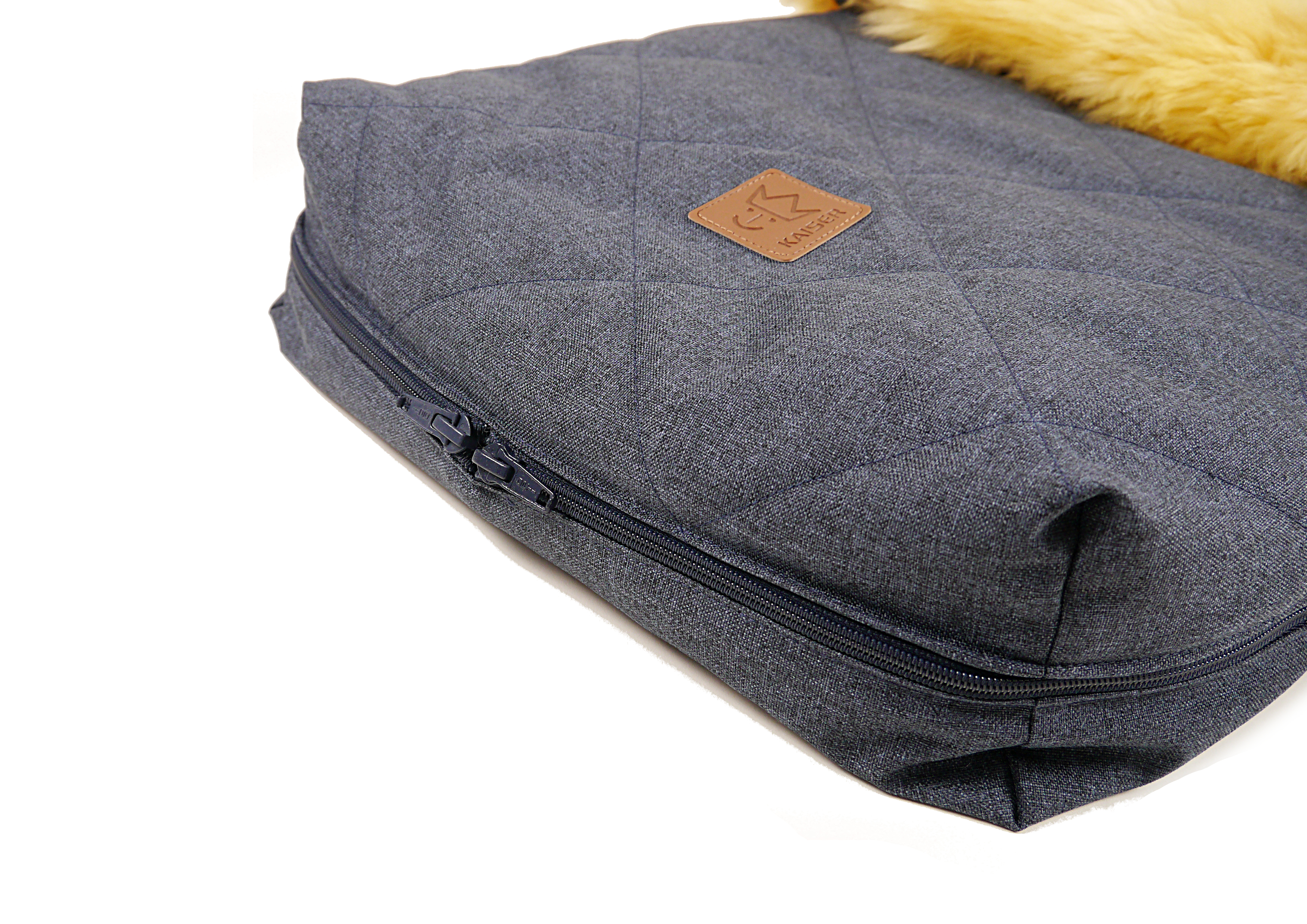 Detailansicht Reißverschluss des Winterfußsacks in der Farbe navy melange mit Lammfell