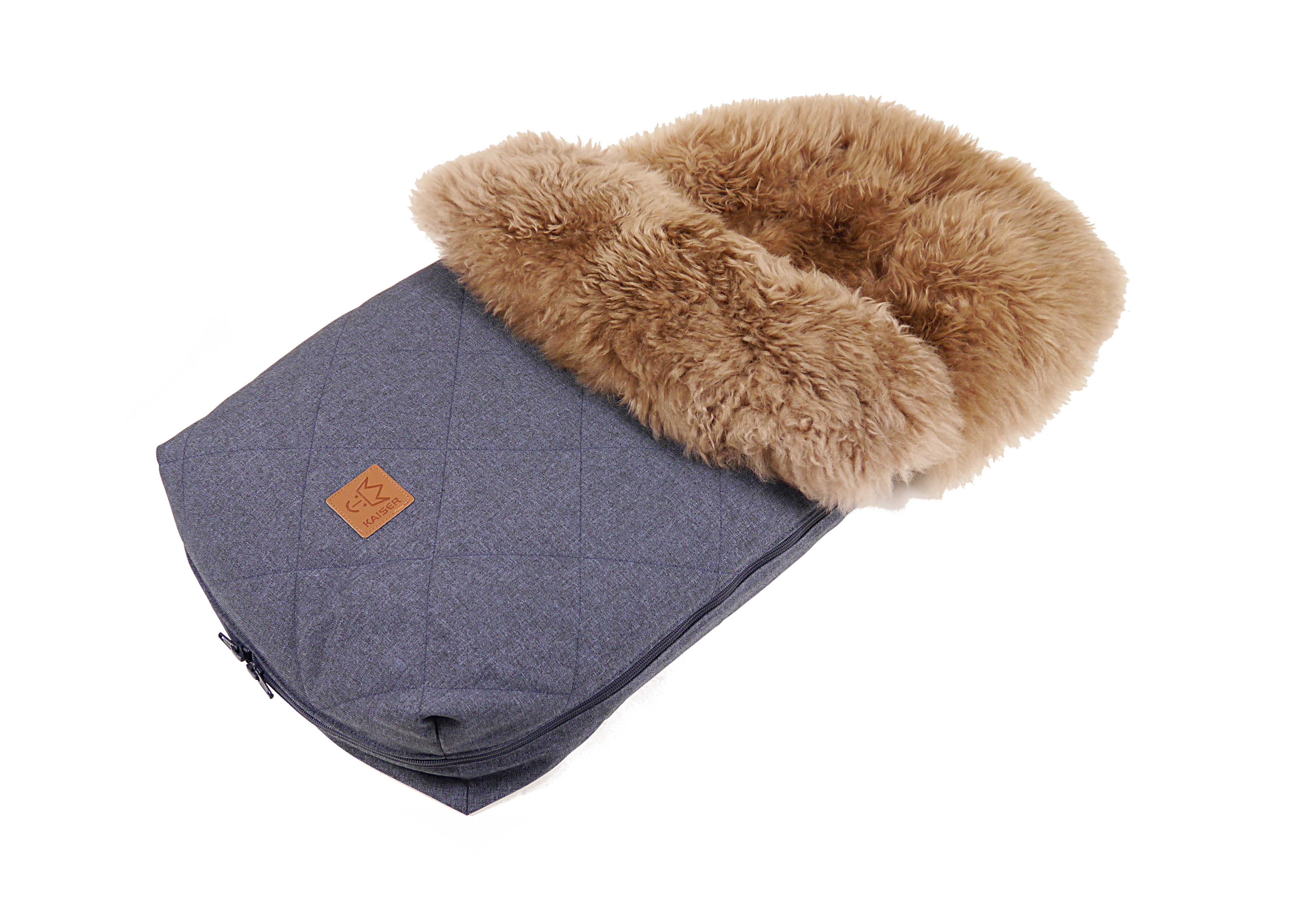 Fußsack mit dem Lammfell-Innenfutter in der Farbe navy melange liegt quer