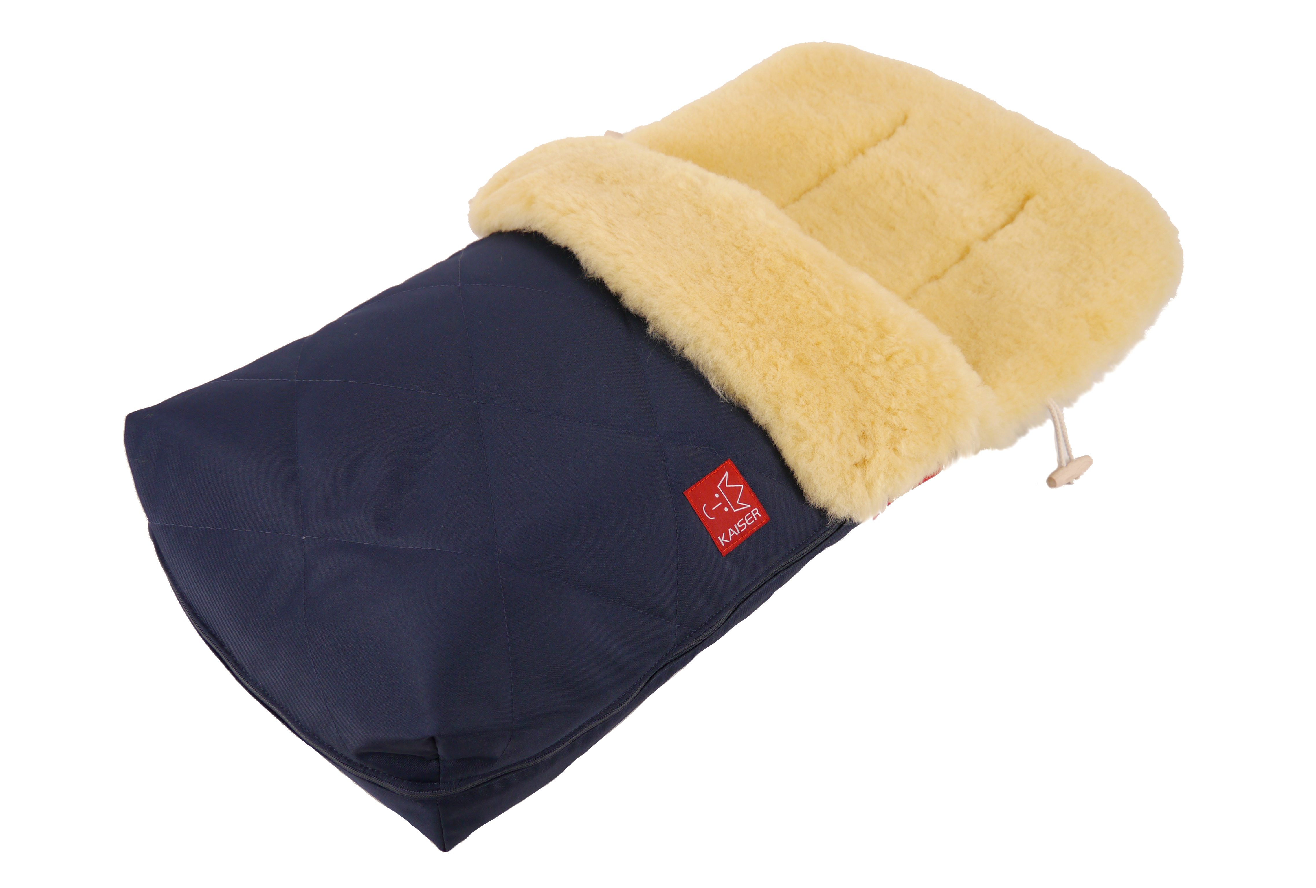 NATURA Lammfell Kinderwagen Fußsack Fußsack mit dem Lammfell-Innenfutter in der Farbe Navy und rotem „Kaiser“-Logo auf der Vorderseite liegt quer