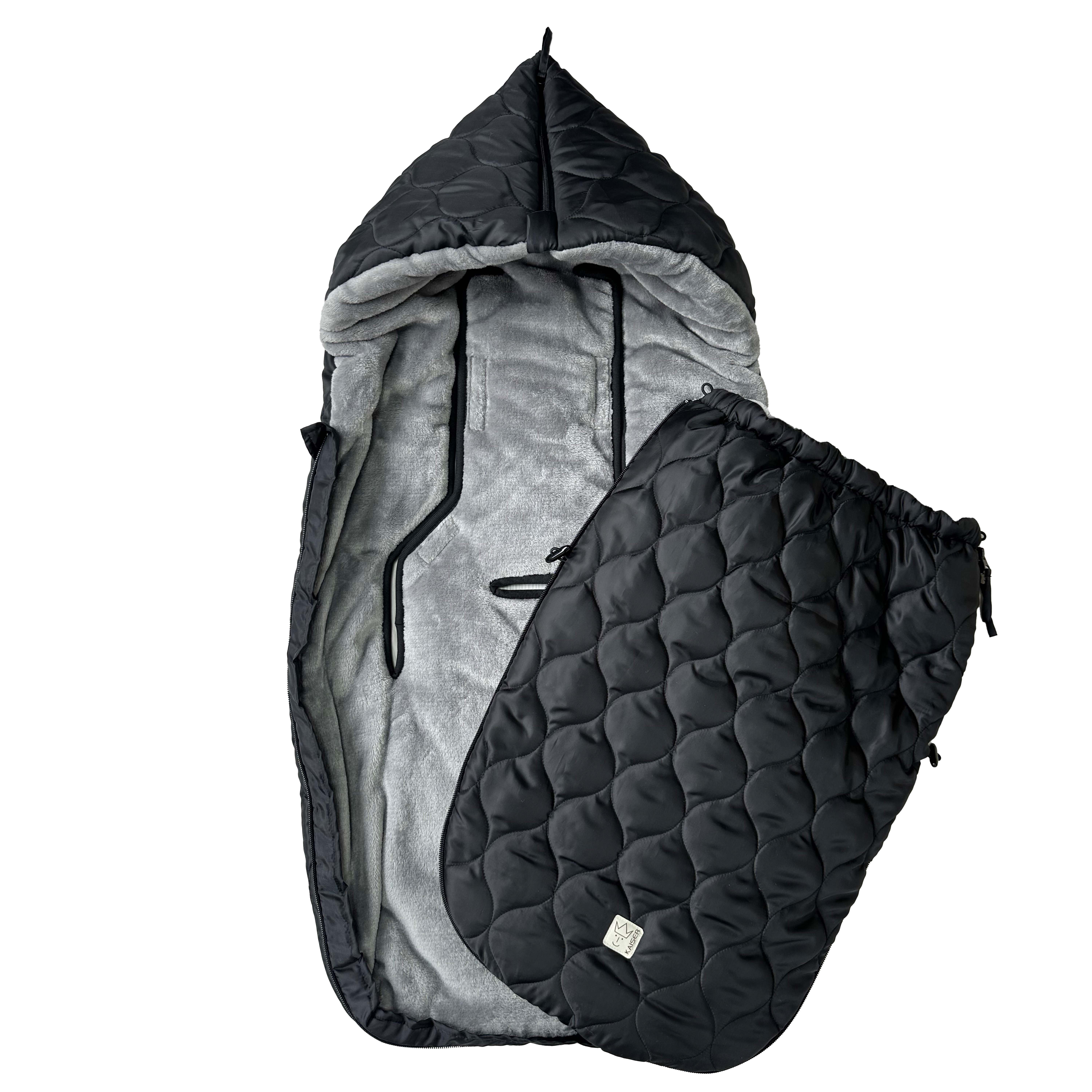 Fußsack in der Farbe black-grey seitlich geöffnet und aufgeklappt