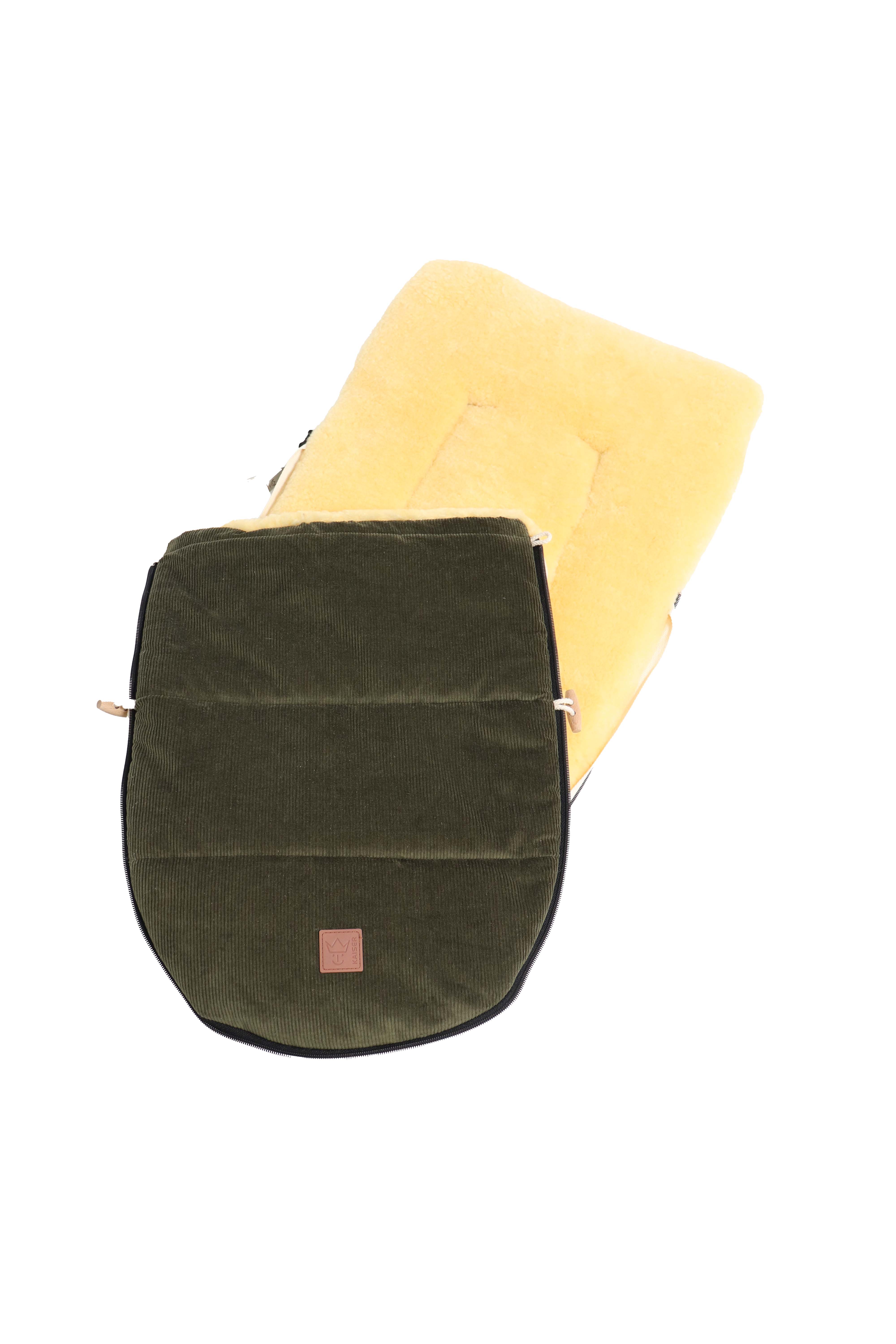 Geöffneter FILIA CORD Babyschalen Fußsack mit Lammfell in der Farbe olive green