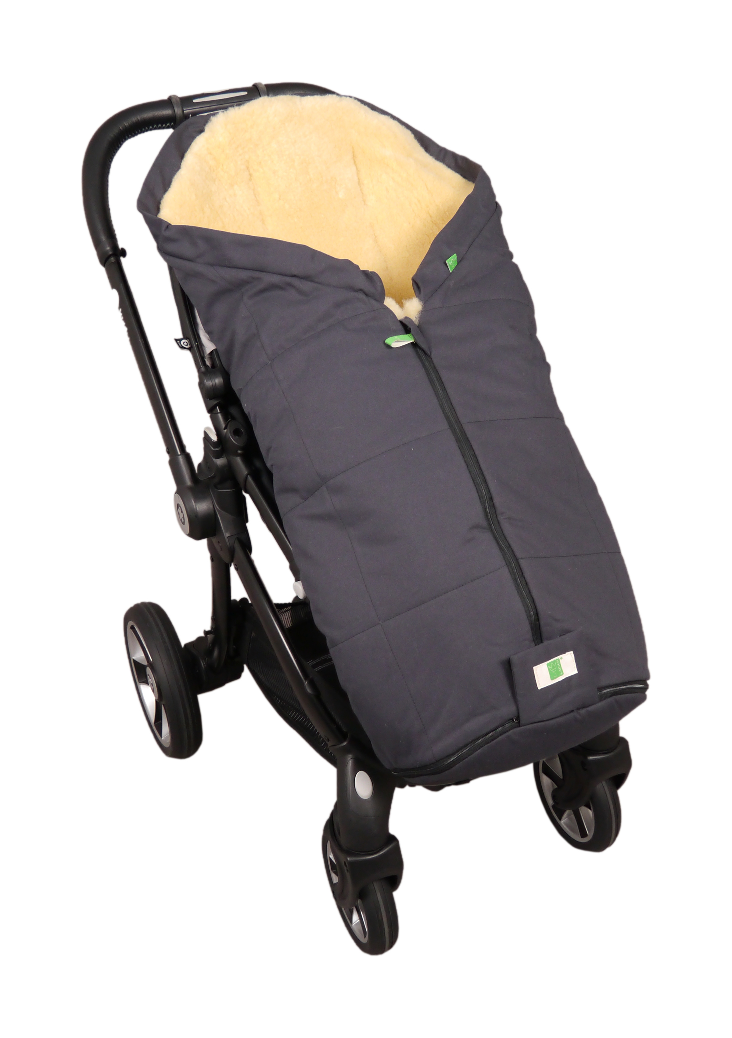 Fußsack mit dem Lammfell-Innenfutter in der Farbe dark anthracite ist in einem Kinderwagen eingesetzt