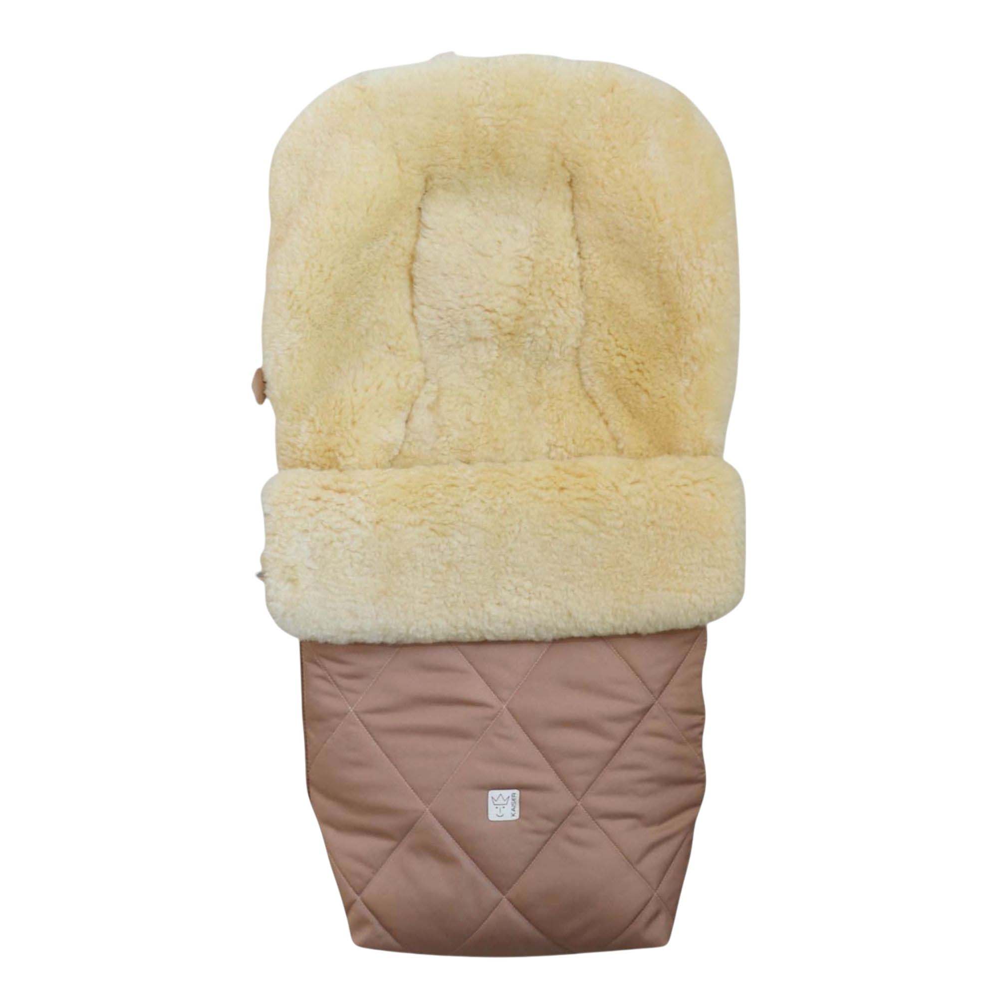 Fußsack in sand Rautenmuster und beigem Lammfell, aufrecht dargestellt.