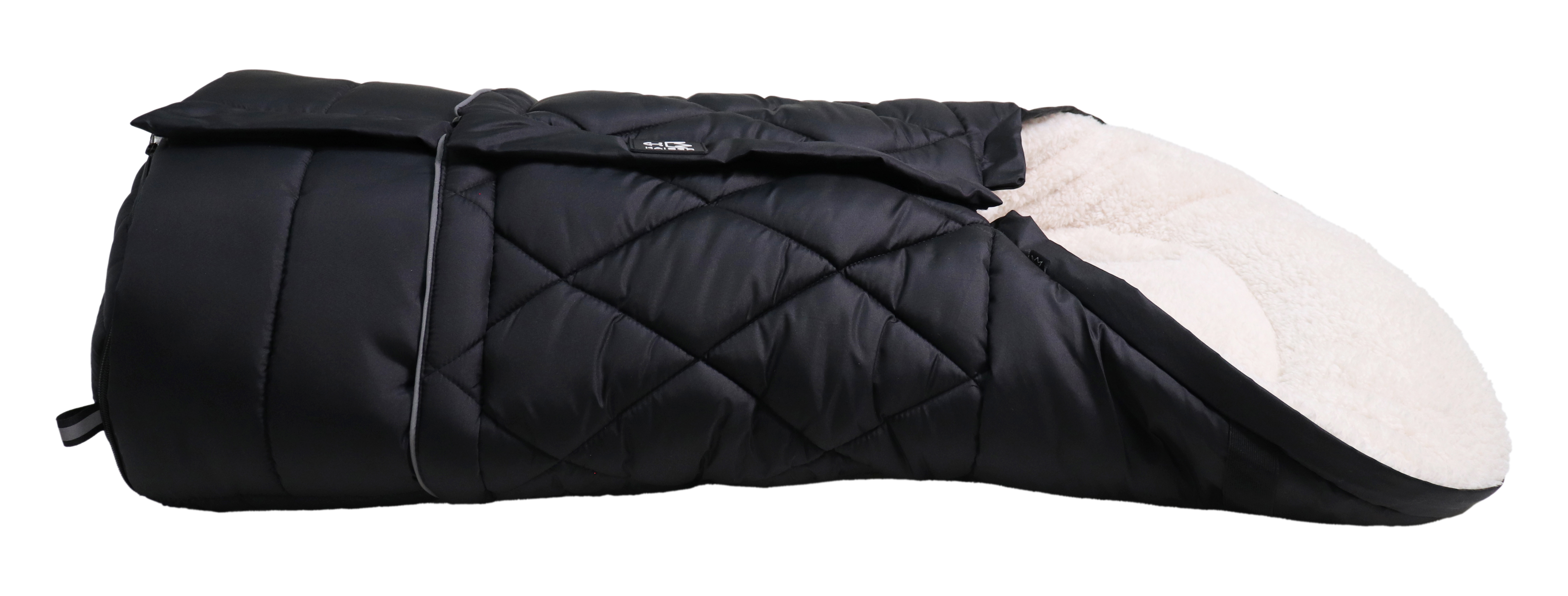 Fußsack mit einem Sherpa-Futter in der Farbe schwarz/creme liegt horizontal