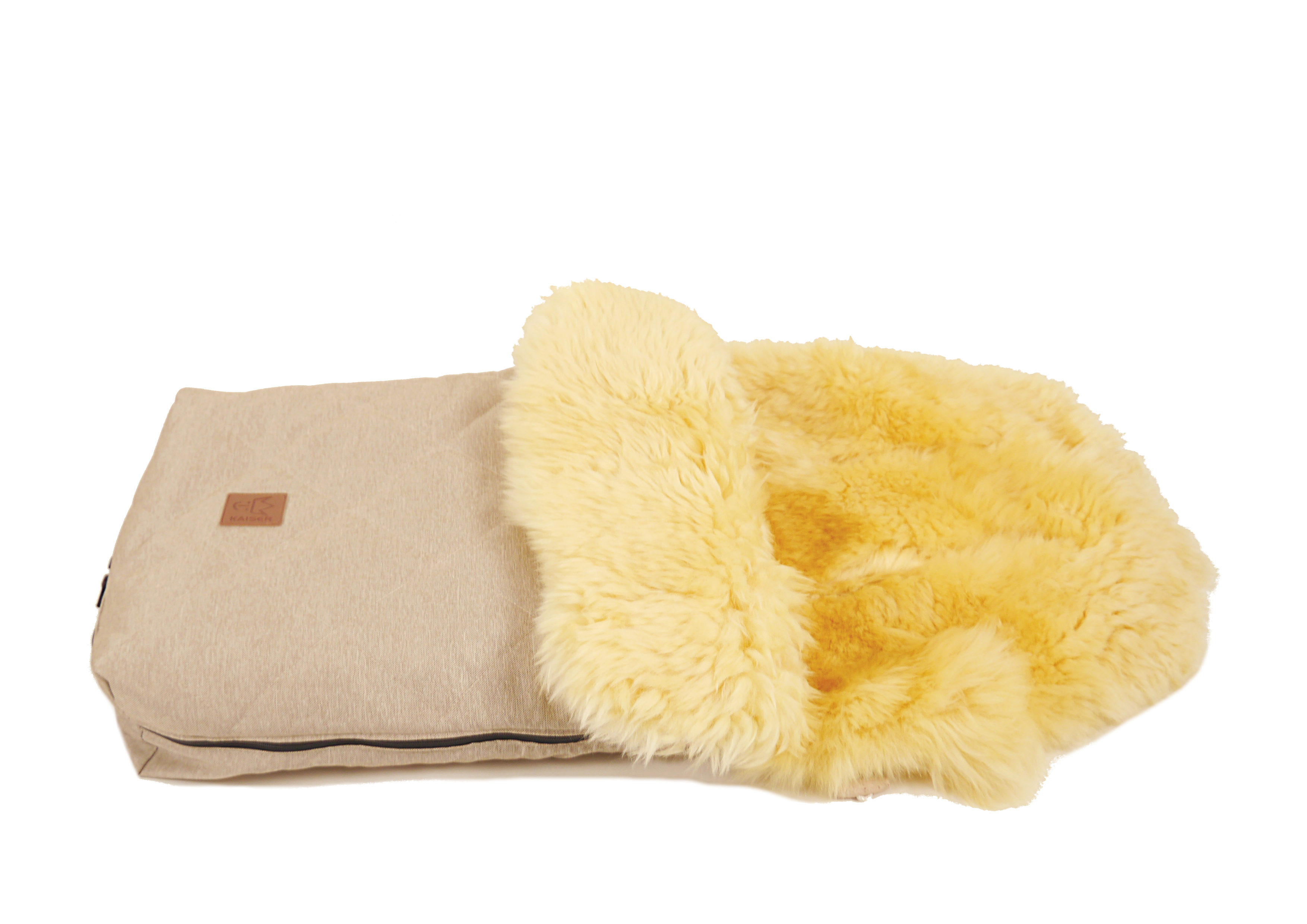 Winterfußsack in der Farbe sand melange mit Lammfell liegt horizontal