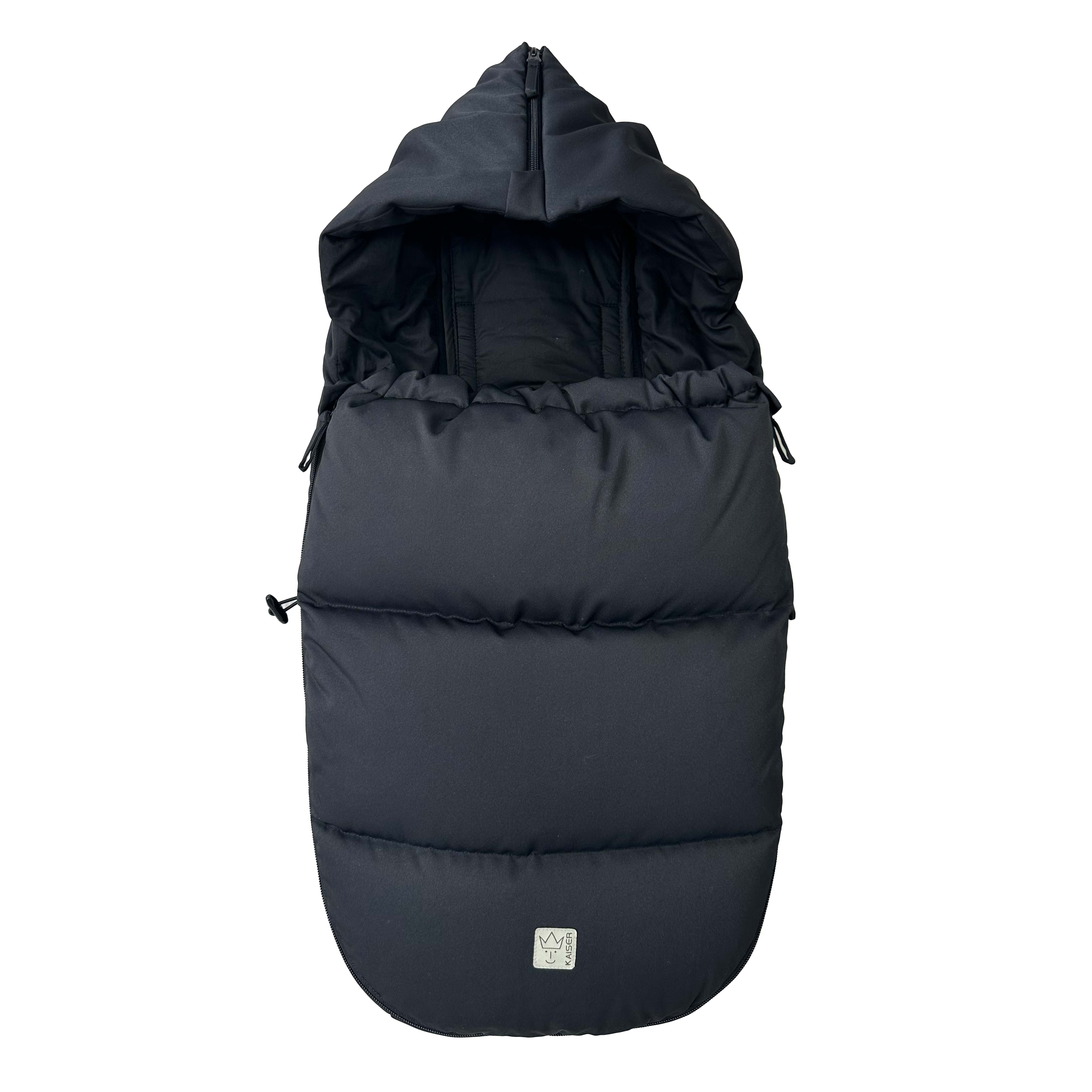 LITTLE DOWNY Babyschalen-Fußsack in der Farbe black mit geöffneter Frontklappe