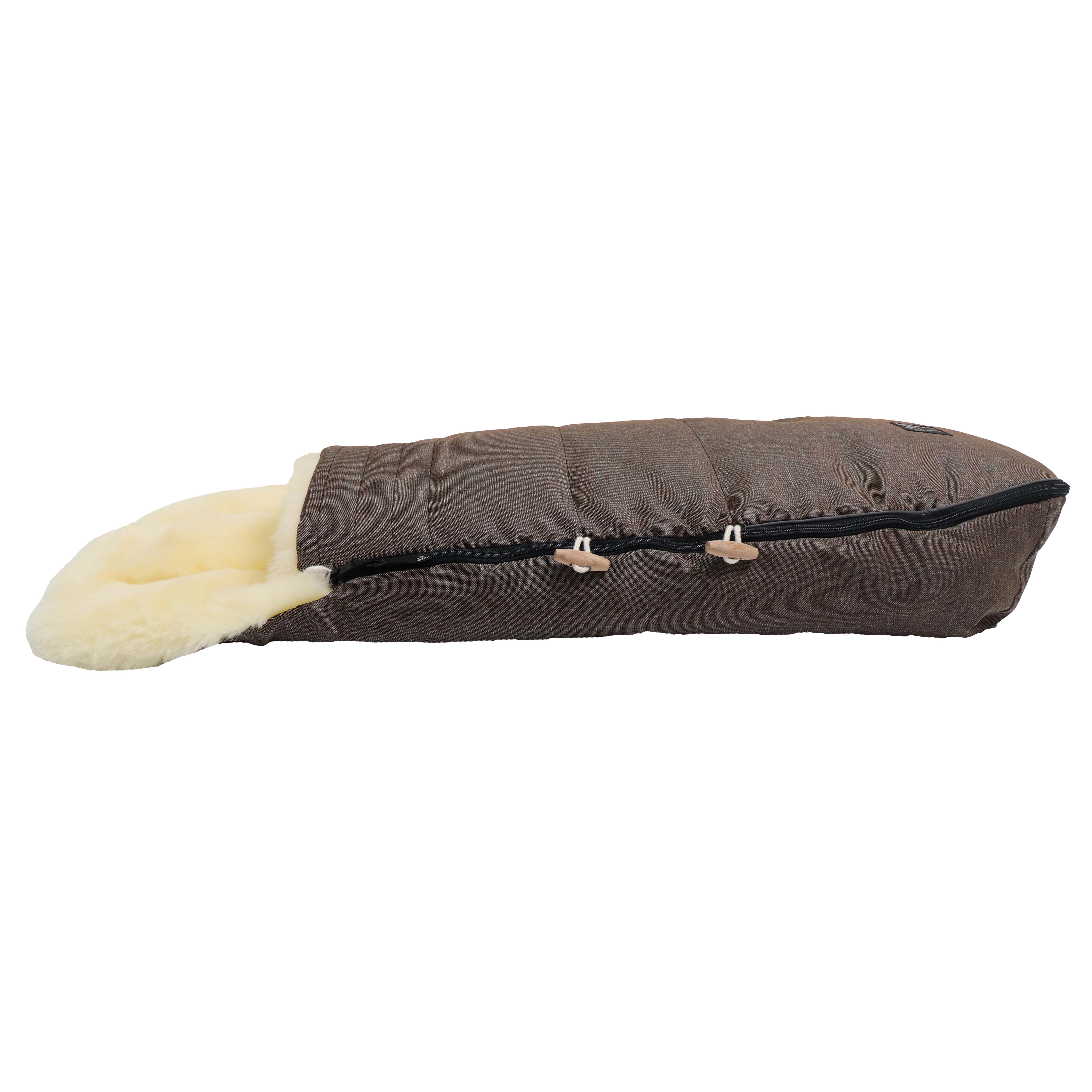 Fußsack mit dem Lammfell-Innenfutter in braun  liegt horizontal