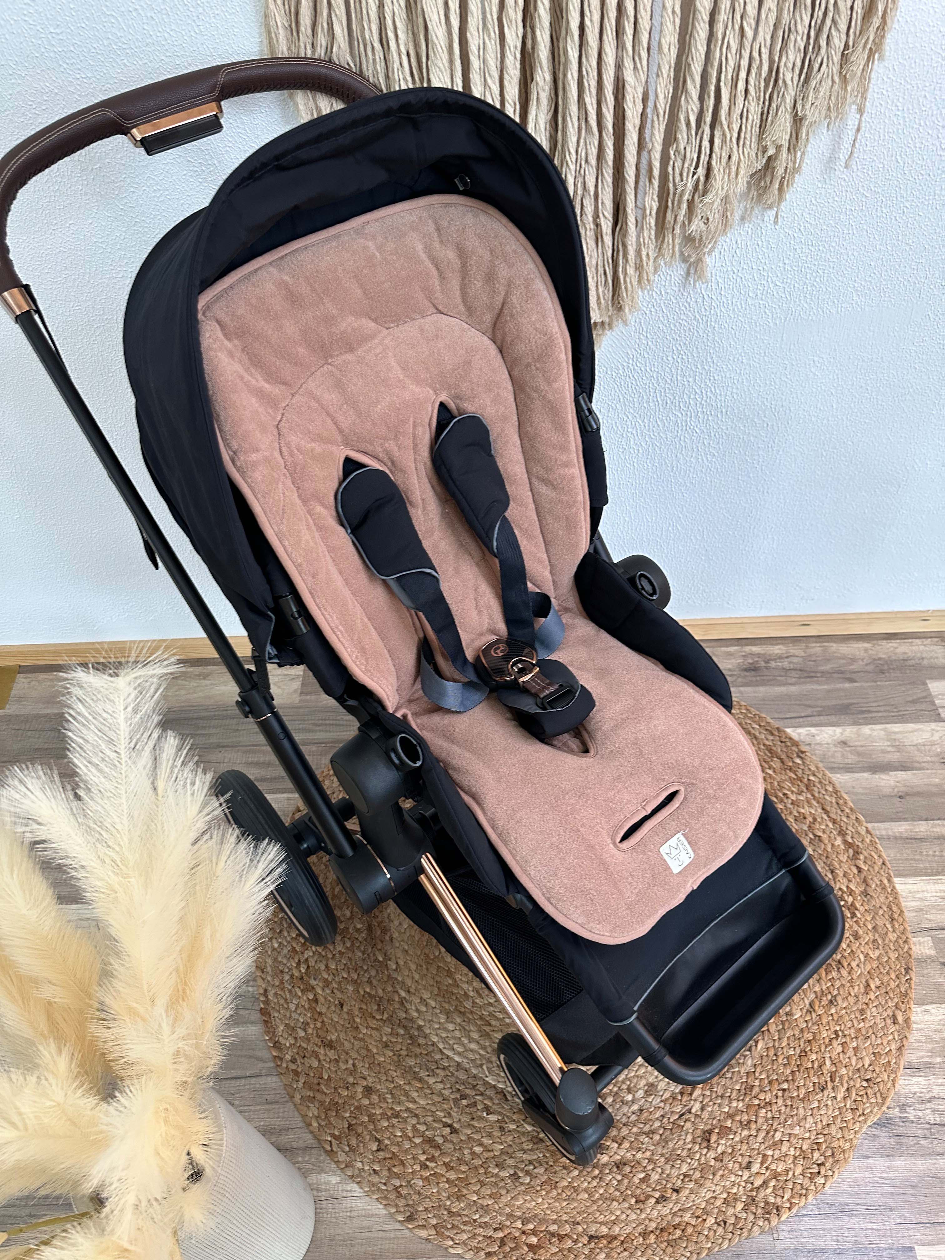 TERRY KINDERWAGENEINLAGE SOMMER Sommer Kinderwageneinlage in der Farbe butternut in einem Kinderwagen eingesetzt