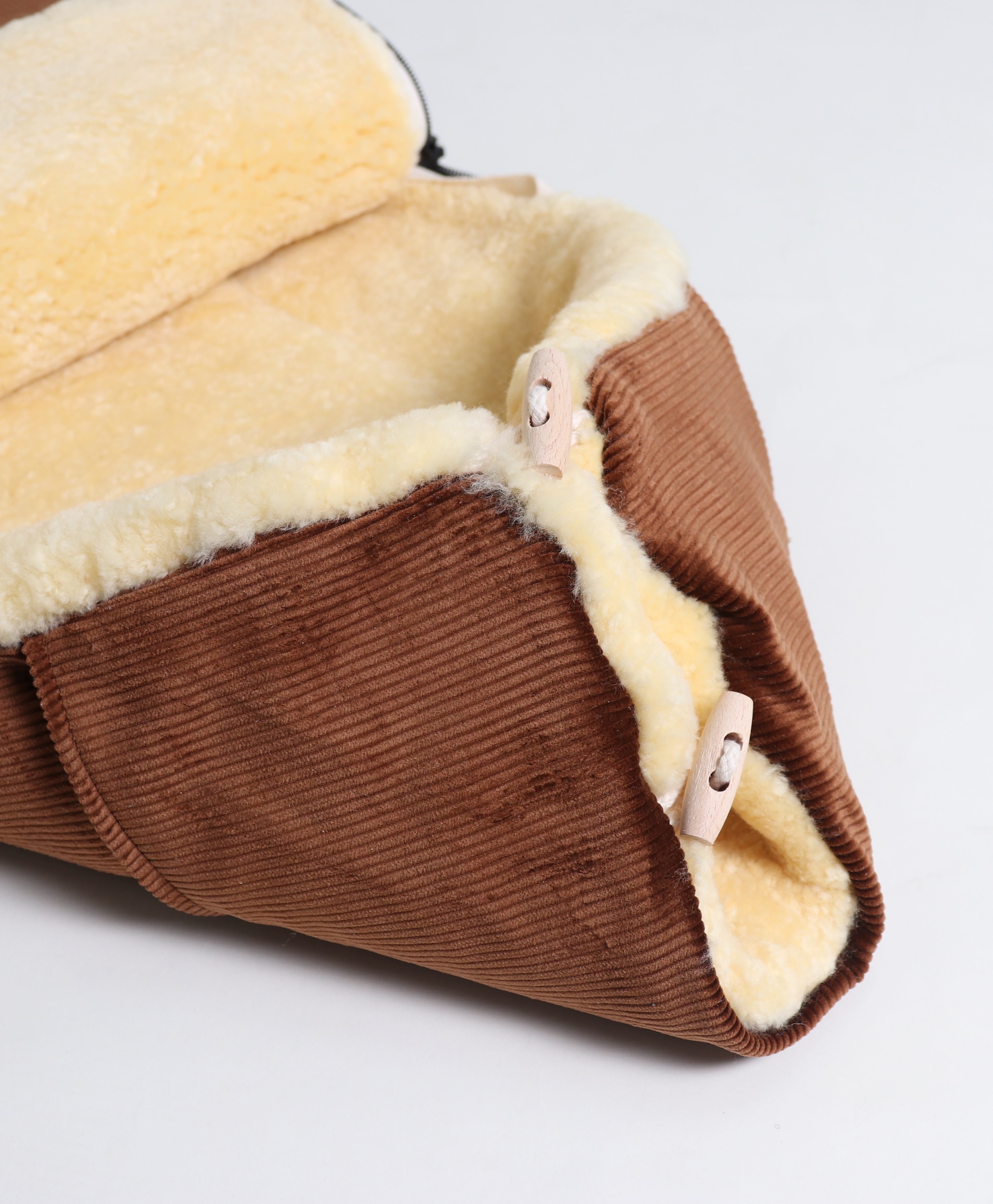 FILIA CORD Babyschalen Fußsack mit Lammfell in der Farbe brown Kapuzenansicht
