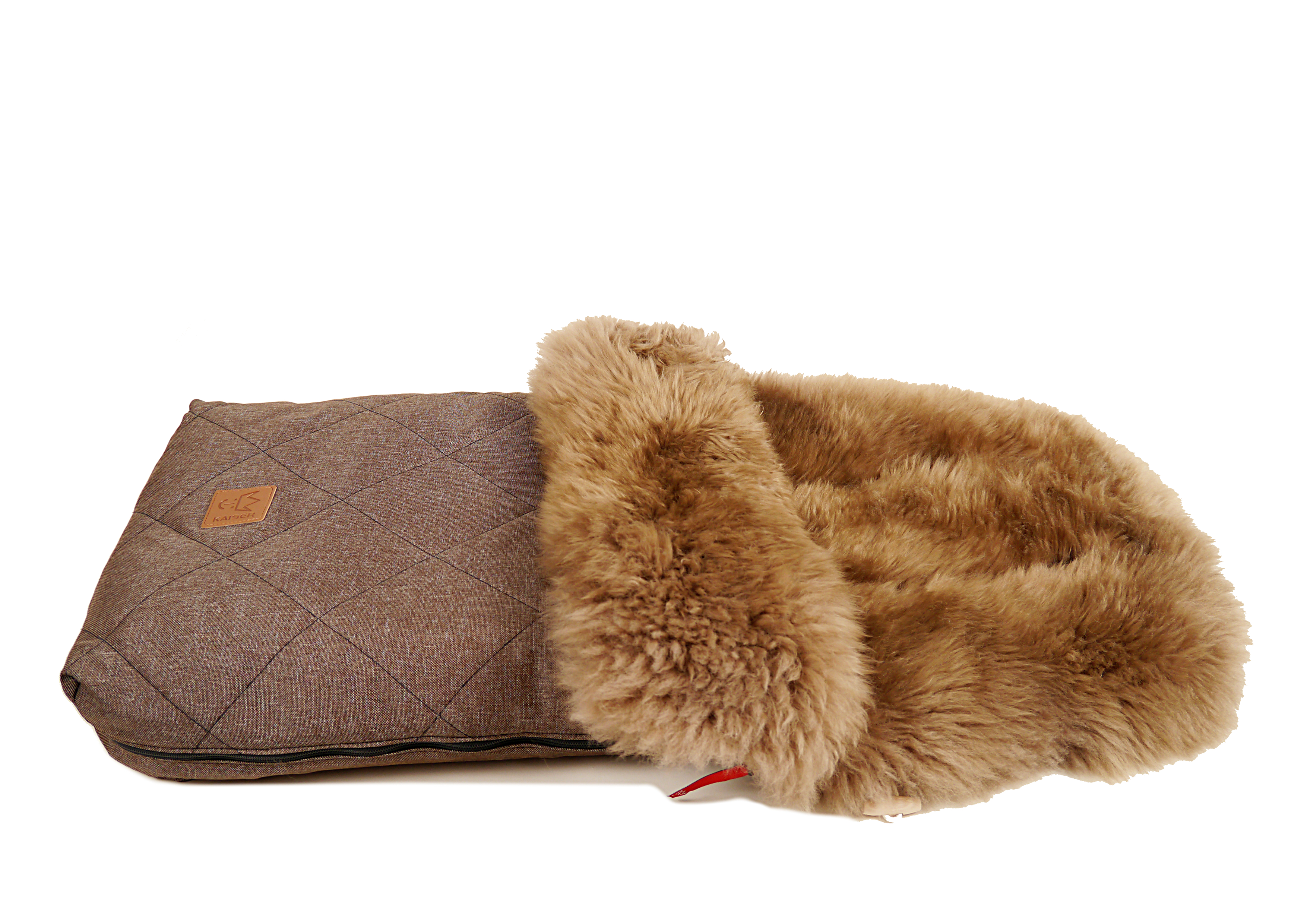 Fußsack mit dem Lammfell-Innenfutter in der Farbe brown melange liegt horizontal