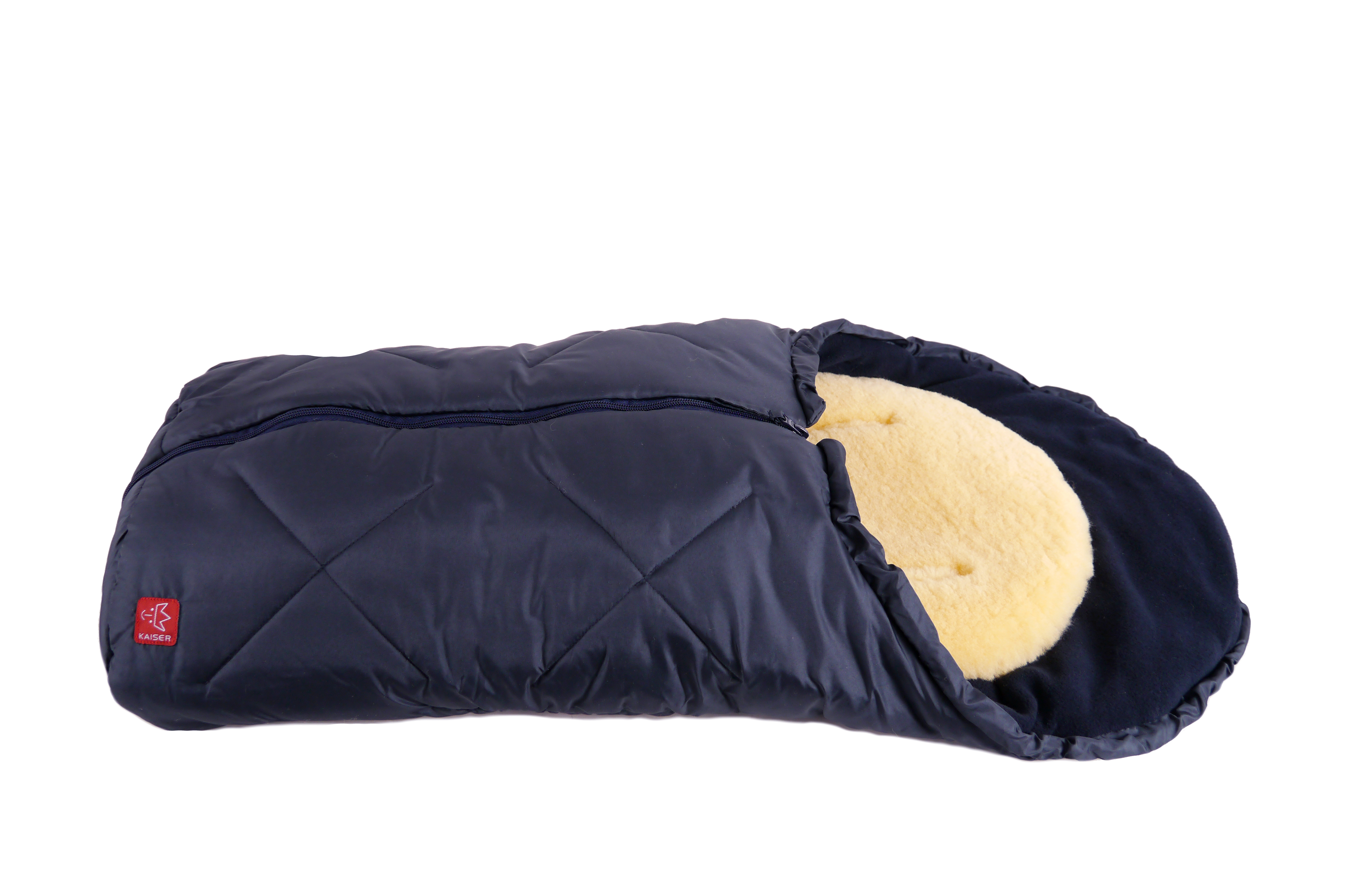 Babyschalen Lammfell-Fußsack in der Farbe navy, liegend geöffnet, seitliche Ansicht